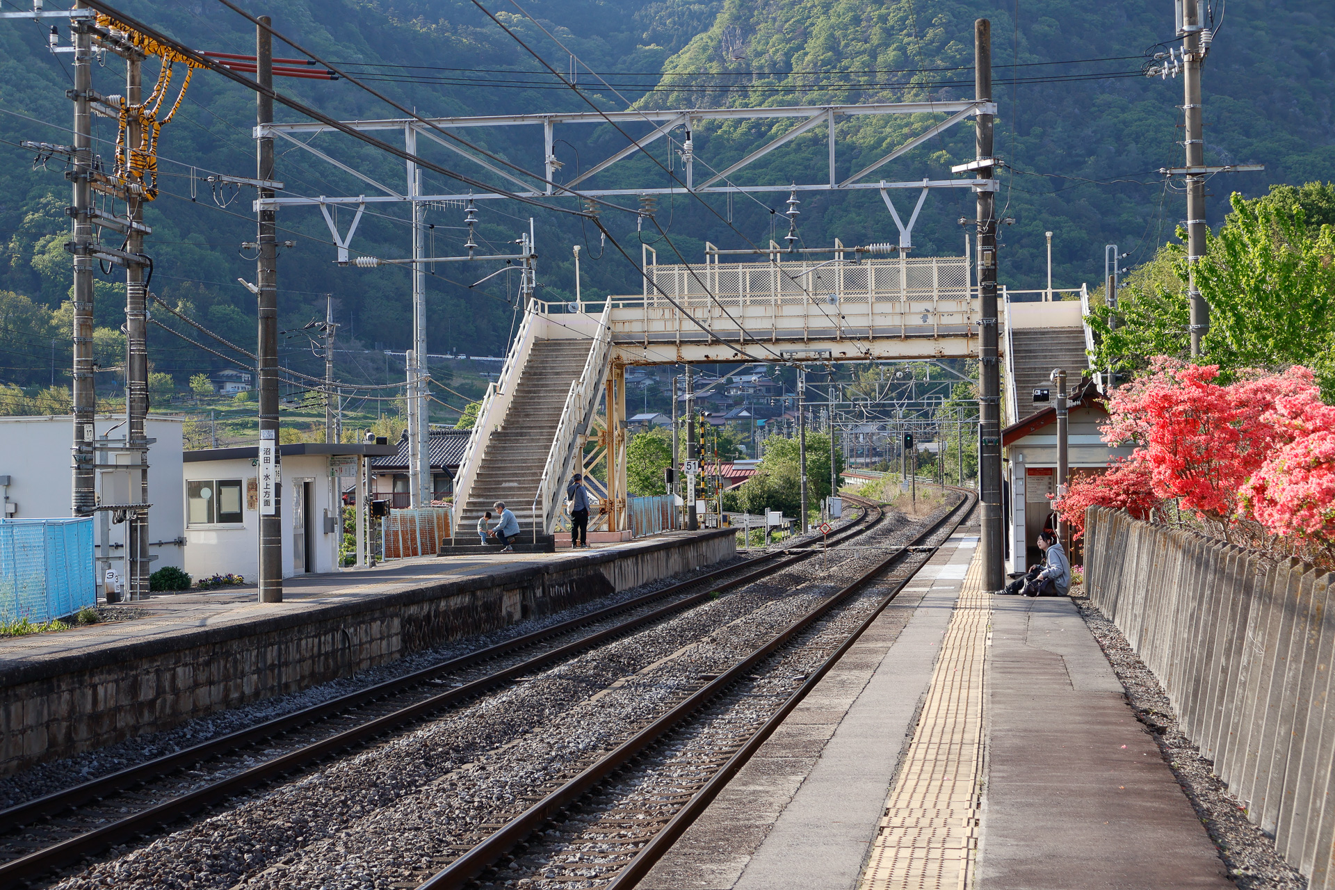 対向式2面2線の上越線 津久田駅。かつては、左側の下りホームに駅舎があった（今は撤去されて、待合室の建物しかない）。そこから跨線橋をわたって、右側の上りホームに向かう構造