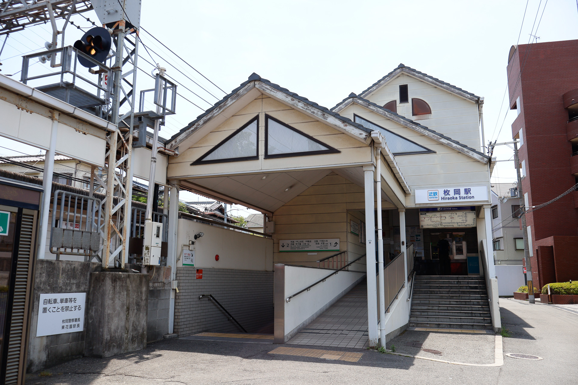 近鉄奈良線の枚岡駅。反対側のホームから難波方面に向かう電車に乗るときは、ラチ外にある地下道を通って移動する必要がある。地下道に降りる階段の頭上に、番線ごとの位置関係を表示している様子が分かる
