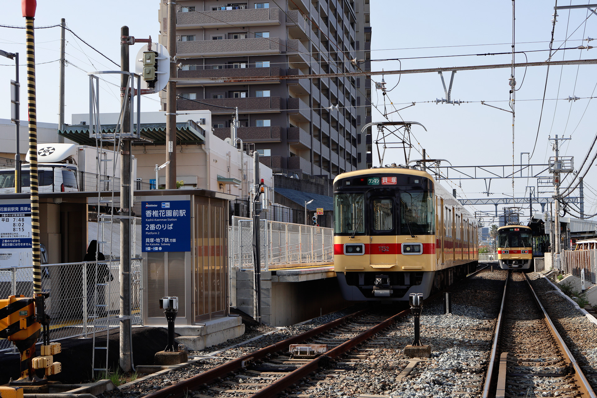 西鉄貝塚線の香椎花園前駅。左側が復活した2番ホームで、専用の改札が設けられている様子が分かる。右手奥の1番ホーム・右側に駅舎がある