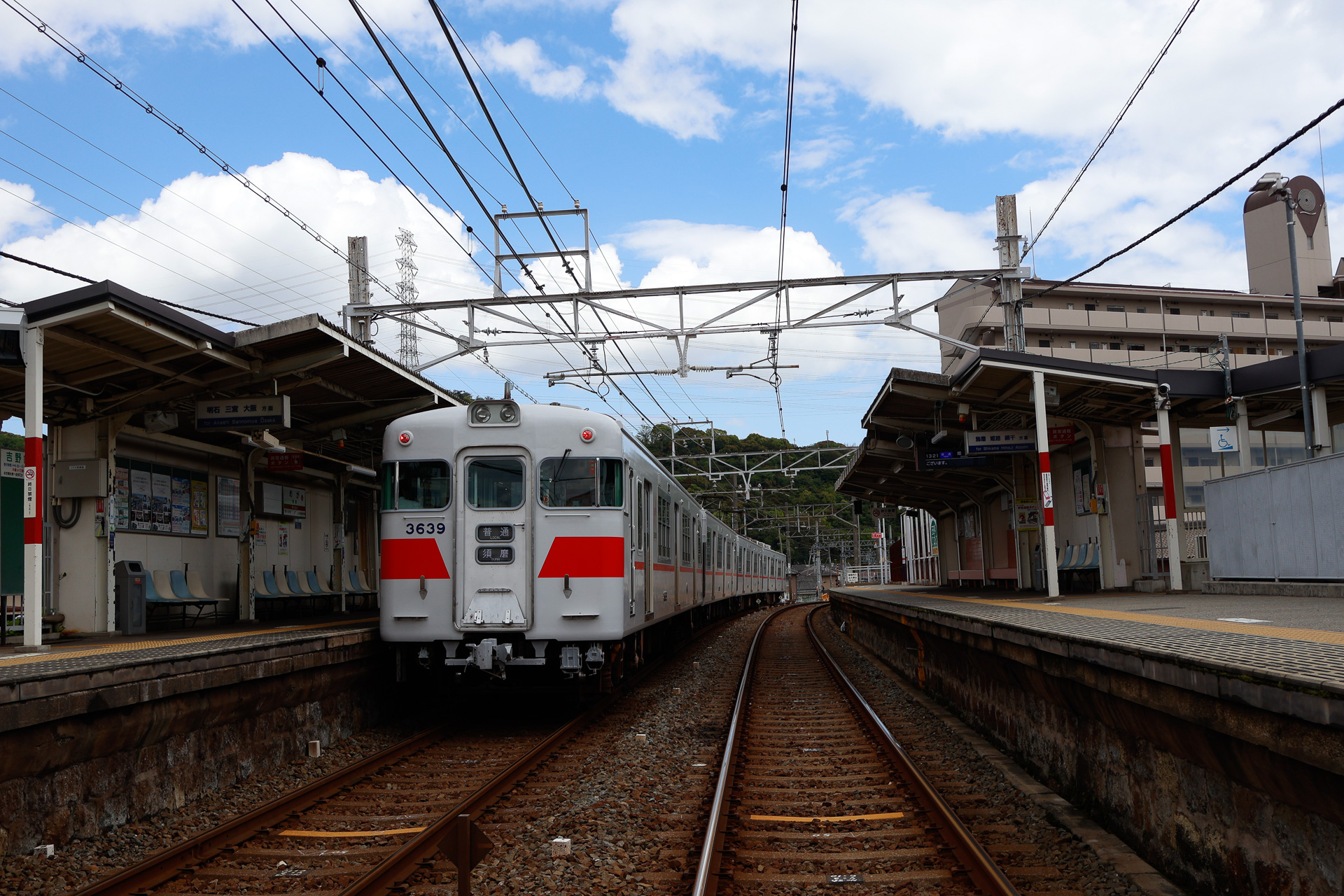 三宮方面に向かう列車が到着すれば構内踏切を閉める必要はなくなるので、電車が停車しているうちに遮断棹が上がる。だから、自分がいま乗ってきた電車を後追いで撮影できるというわけ