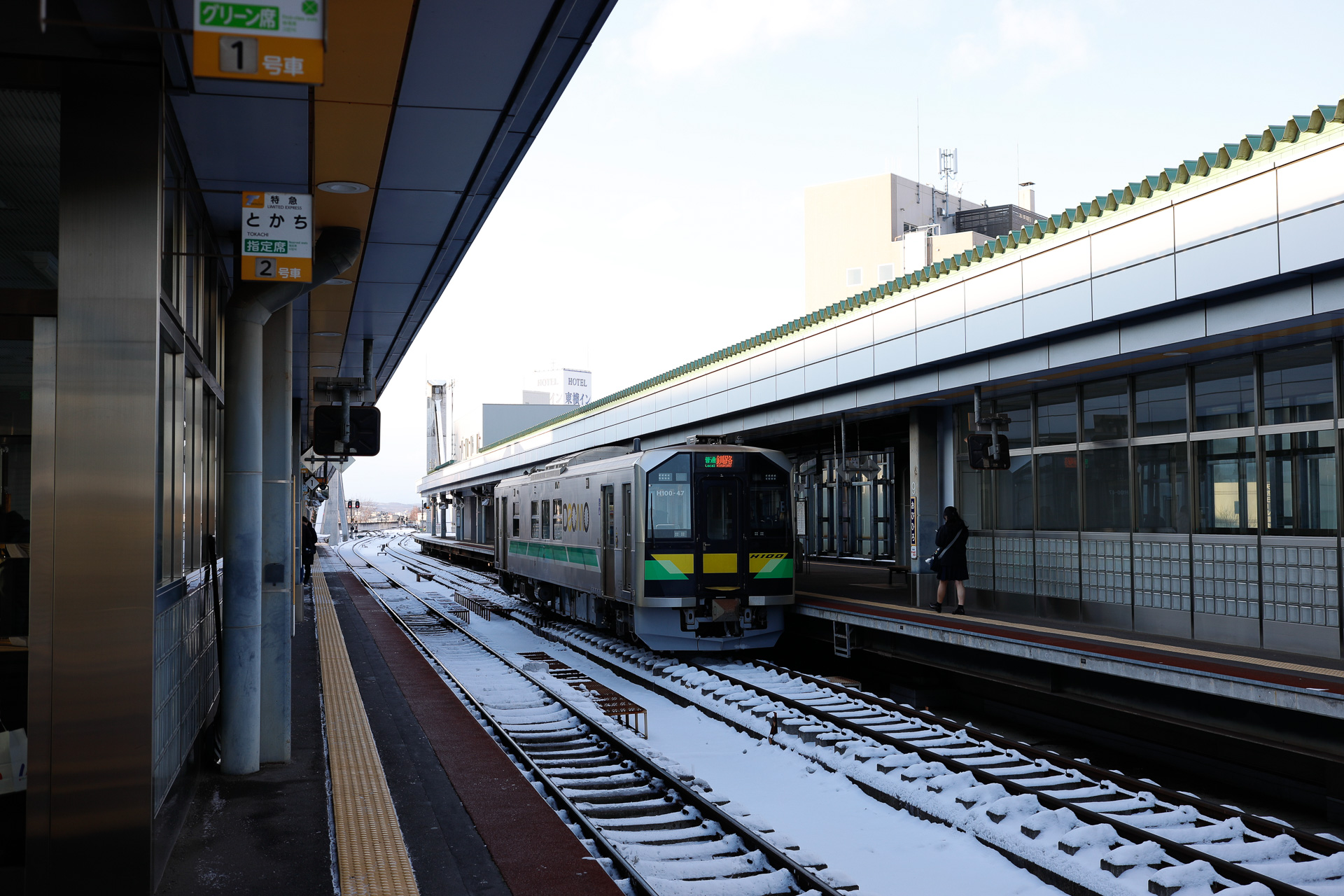 帯広駅のホーム。いわゆる島式2面4線の構成だが、こちら側のホームと向こう側のホームの間をラチ内で行き来することができない