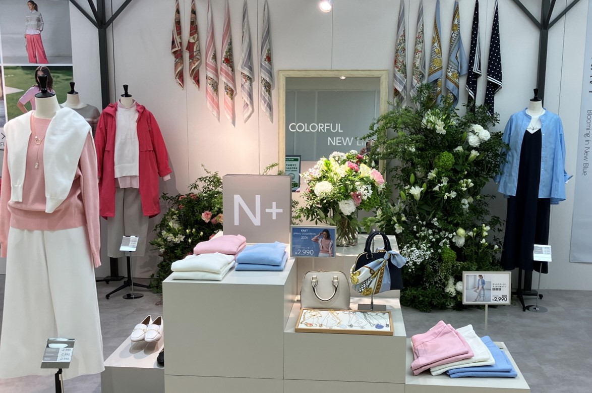 大人女性向けアパレルブランド「N+」。オンオフ使える着回し力と着心地、手入れのしやすさにこだわったアイテムをお手頃価格で展開する
