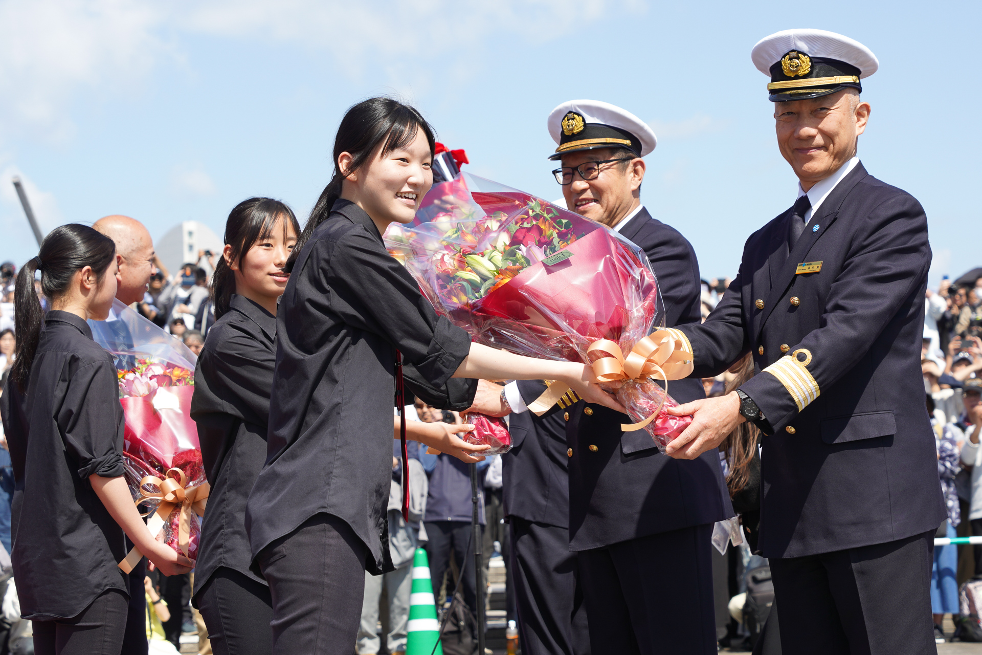 横浜市立港中学校の生徒たちから花束の贈呈