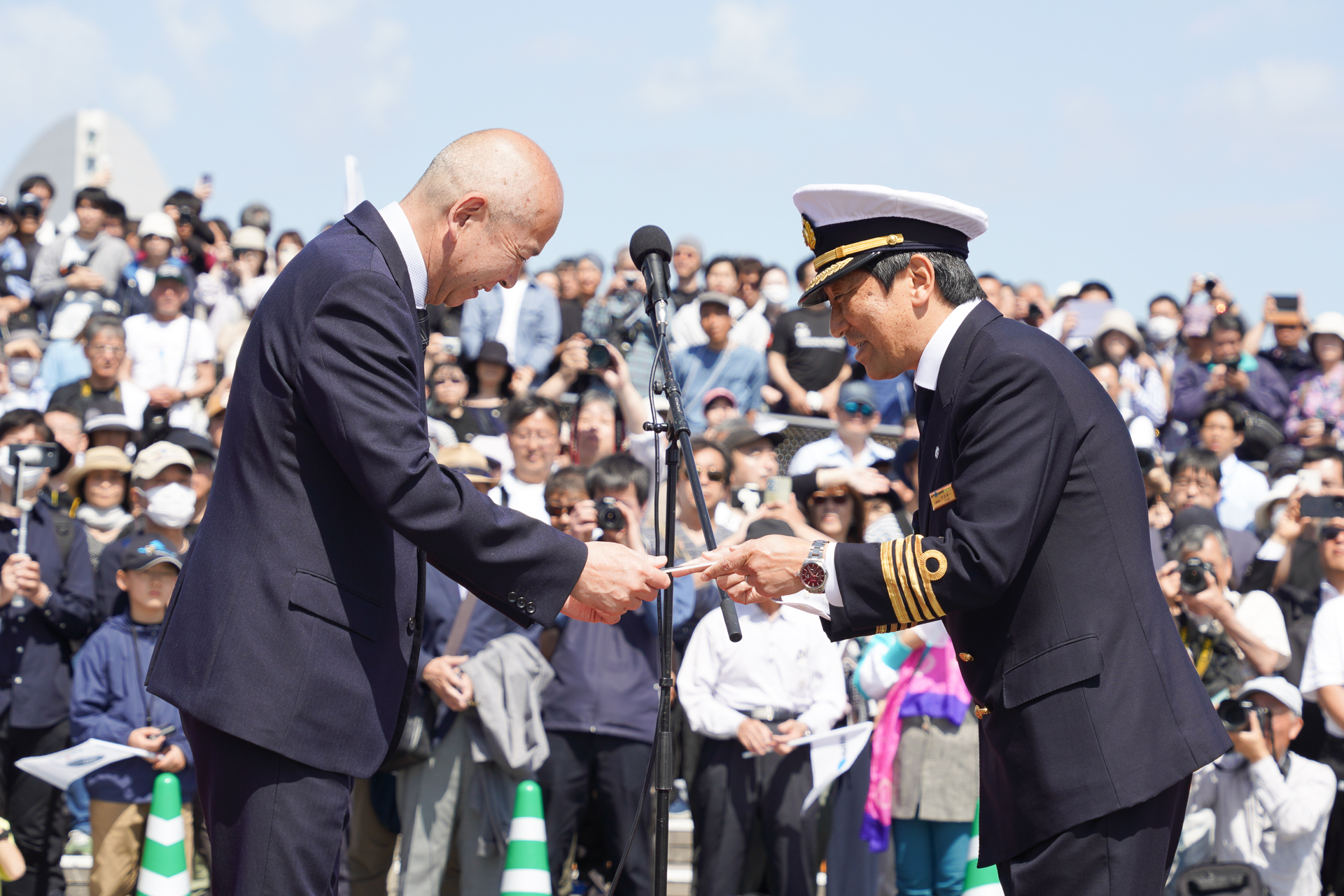 内田船長から新保港湾局長へ記念立ての贈呈