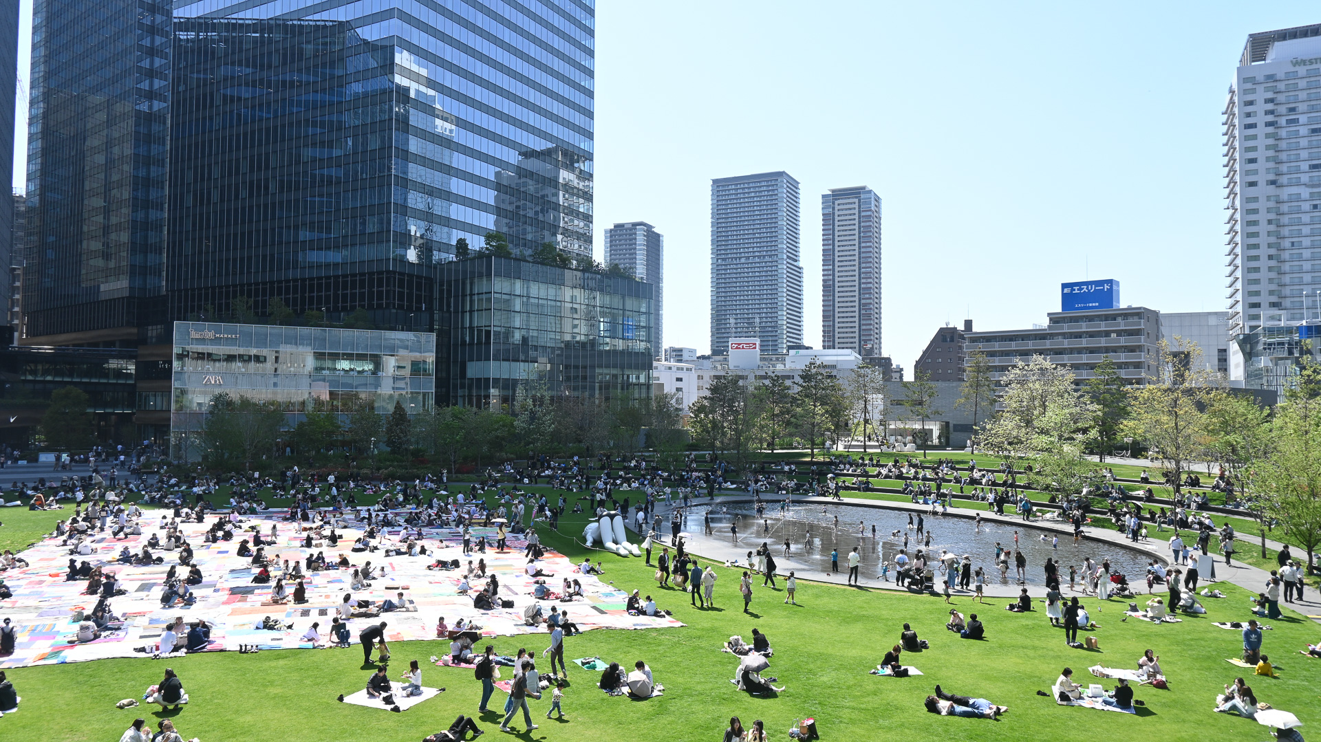 休日の「うめきた広場」は、家族連れでにぎわう