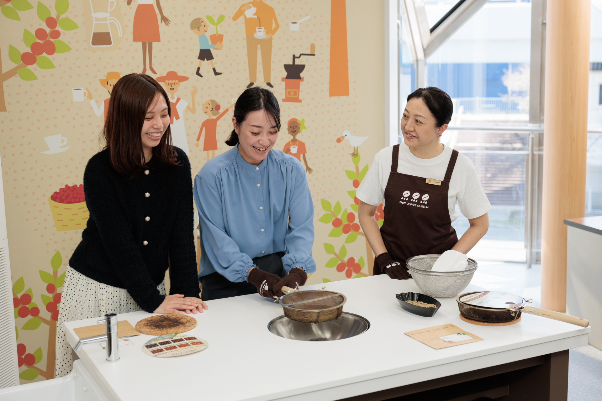 「Studio by UCC COFFEE ACADEMY」では、コーヒーを自分好みに焼き上げる焙煎体験（30～50分2750円）