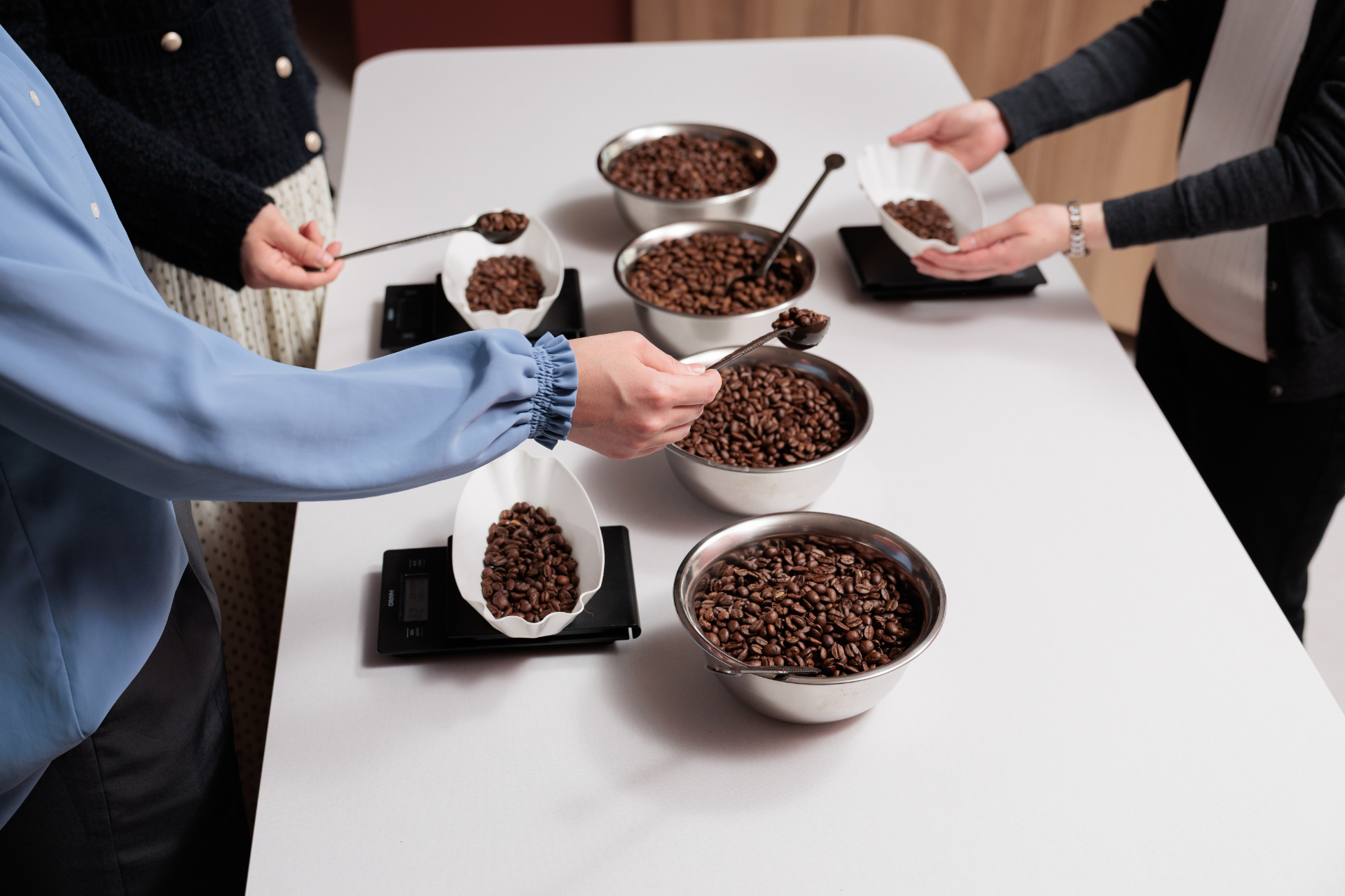 4種類の厳選コーヒーで自分だけのオリジナルブレンドづくり。制作したコーヒー豆or粉を持ち帰りできる（30分2750円）