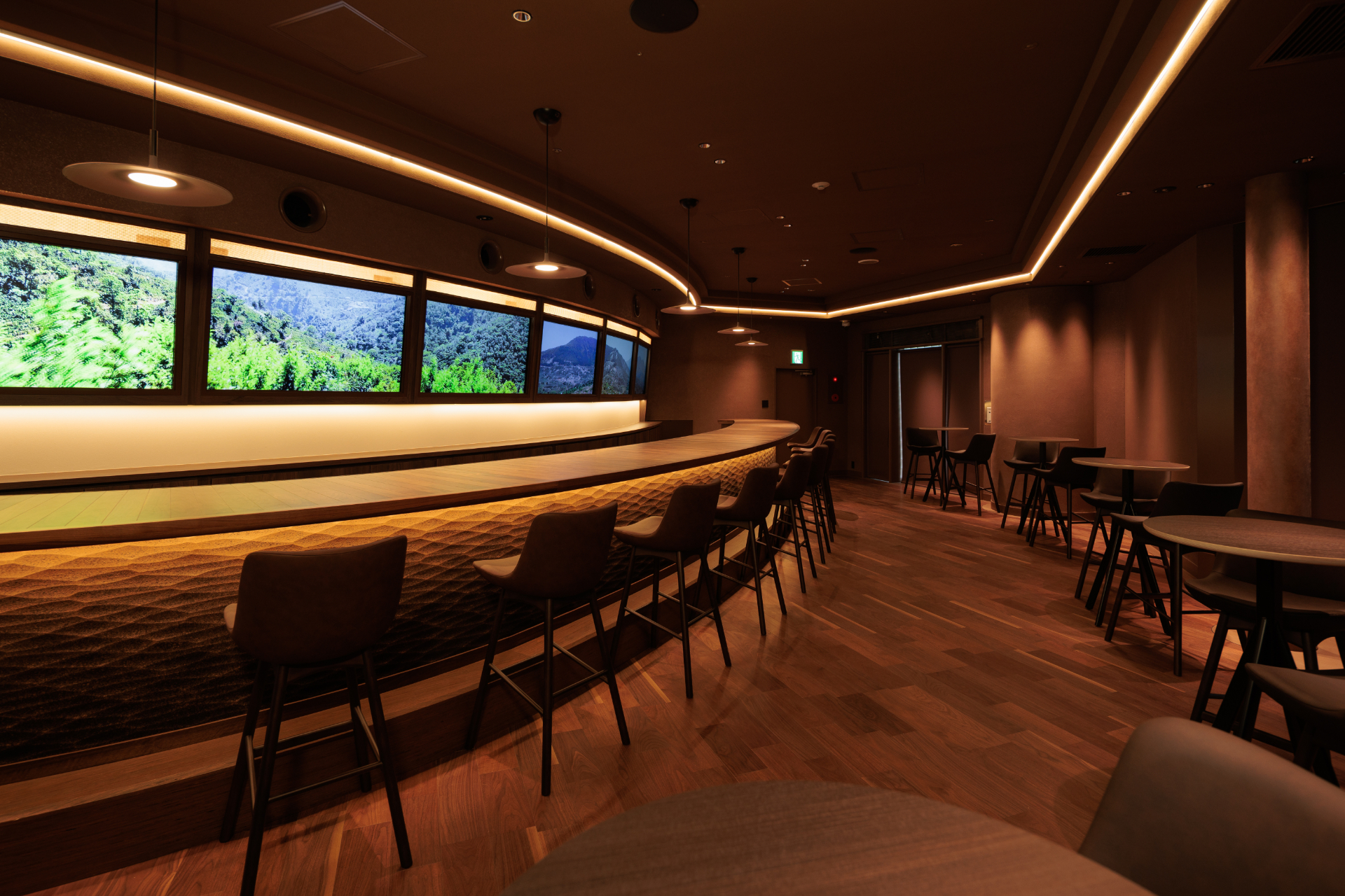 「Loungeby UCC COFFEE ACADEMY」では、ペアリングやテイスティングの本格体験コースを2種類用意（25分2200円～/45分3300円～）
