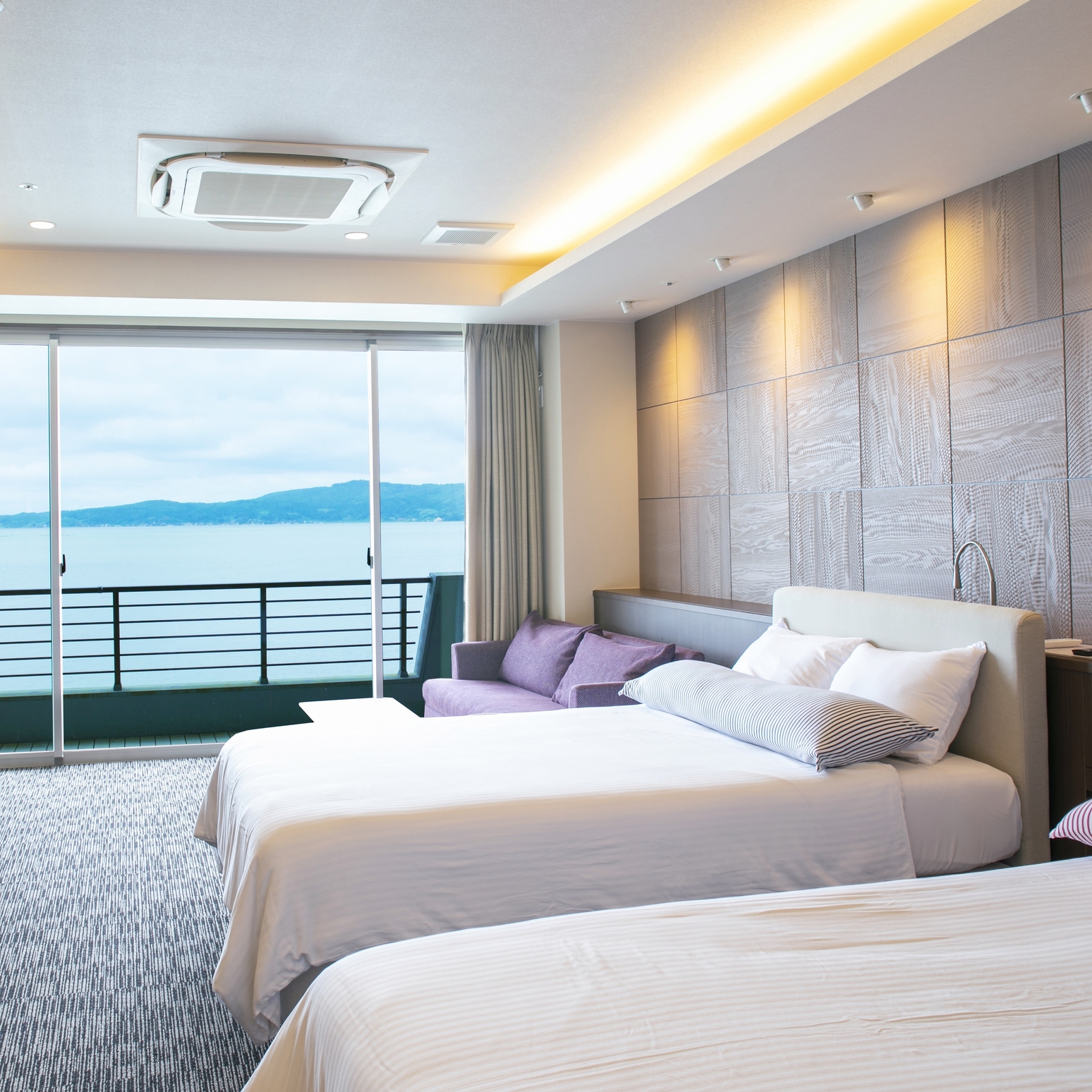 「和倉温泉 ゆけむりの宿美湾荘」は全室オーシャンビュー。七尾湾が目の前に広がる露天風呂や能登の旬の食材を味わうディナーを用意