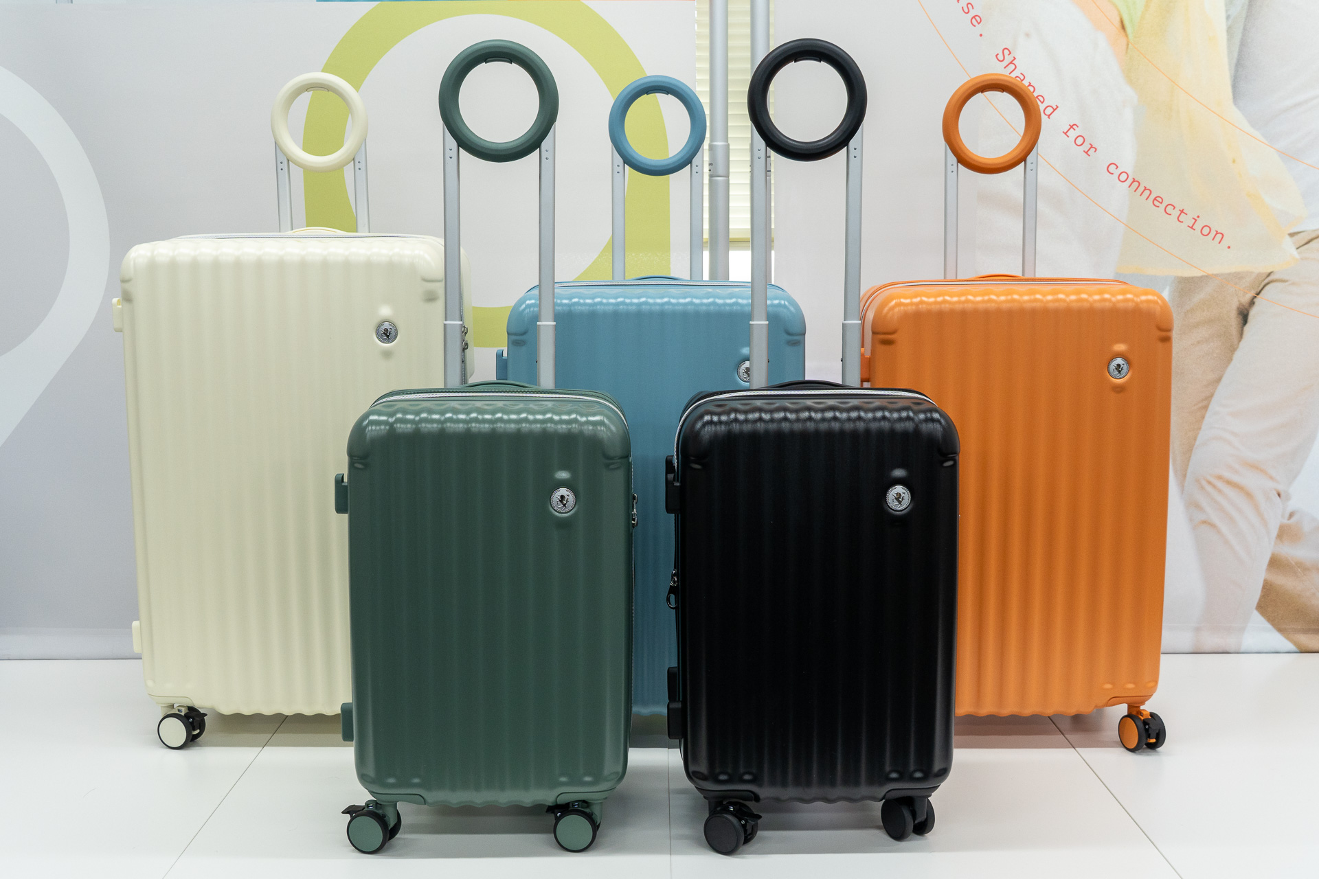 円形キャリーハンドルが印象的な「Rinn（リン）」。35L/66L/85Lの3サイズを5色で展開する