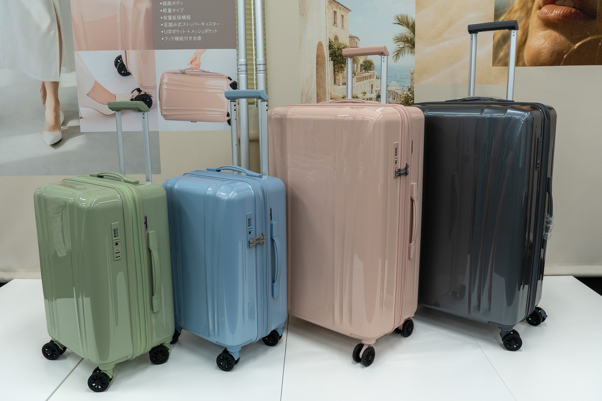 鏡面仕上げのボディが華やかな印象を与える「LumiLite（ルミライト）」。34Lで2.4kgの機内持ち込みサイズと85Lで4kgの預け入れサイズを用意する