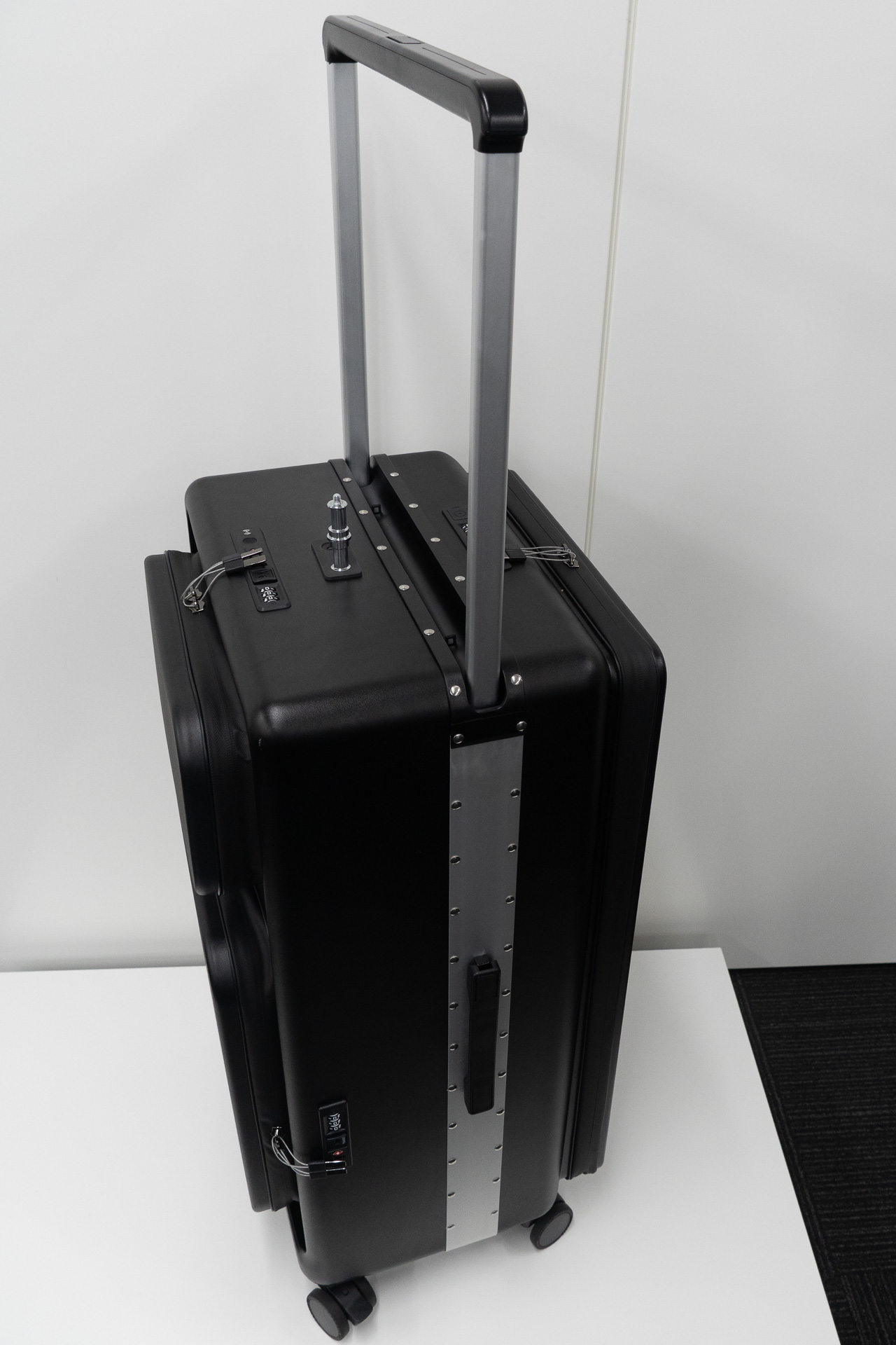 伸縮式ハンドルは本体中央のフレームに沿って搭載することで、内部空間の拡大に一役買っている