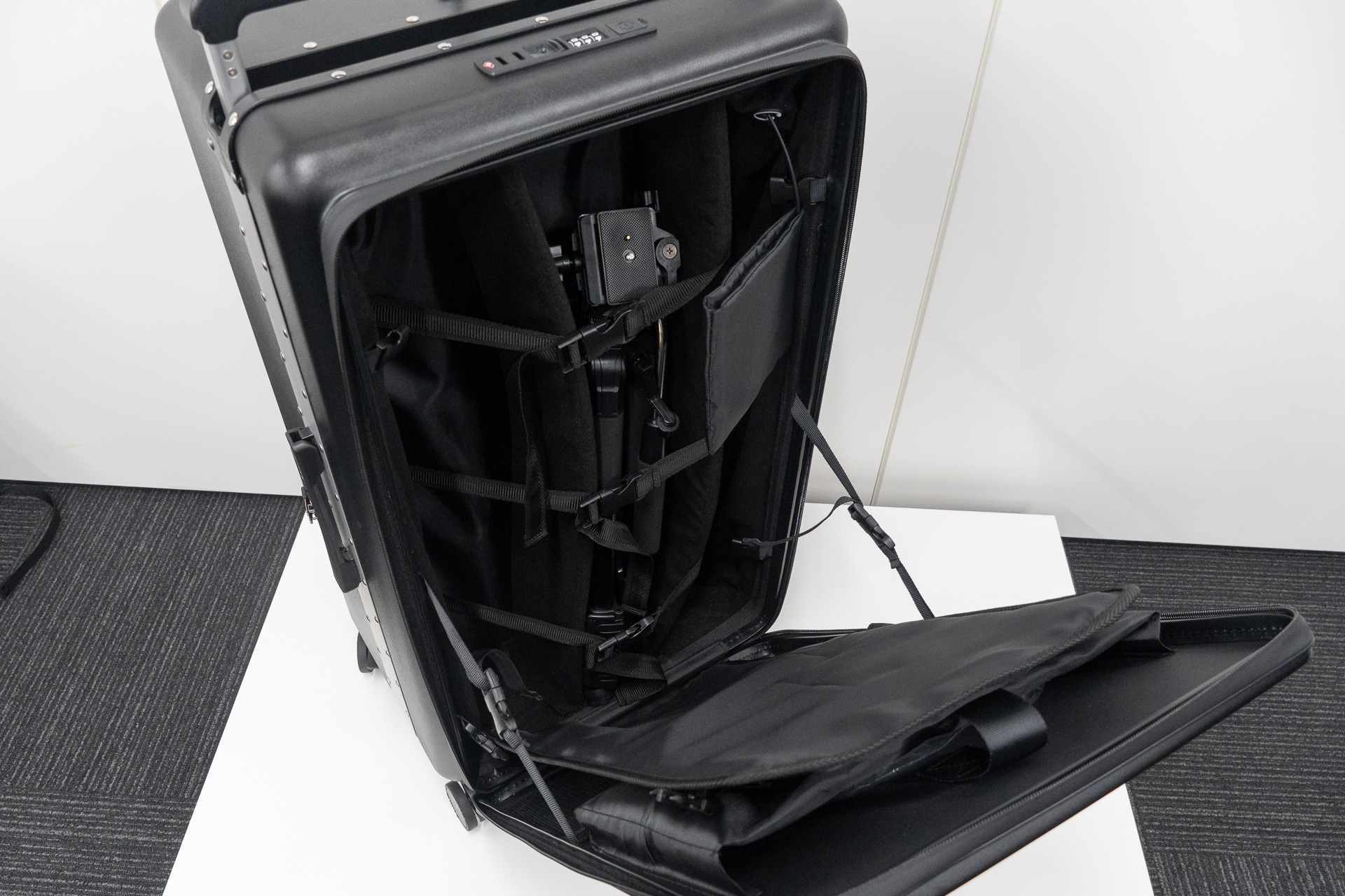 背面の収納部は三脚など長物をそのまま入れられる。フレームワンを立てたままでも内容物を取り出せる構造