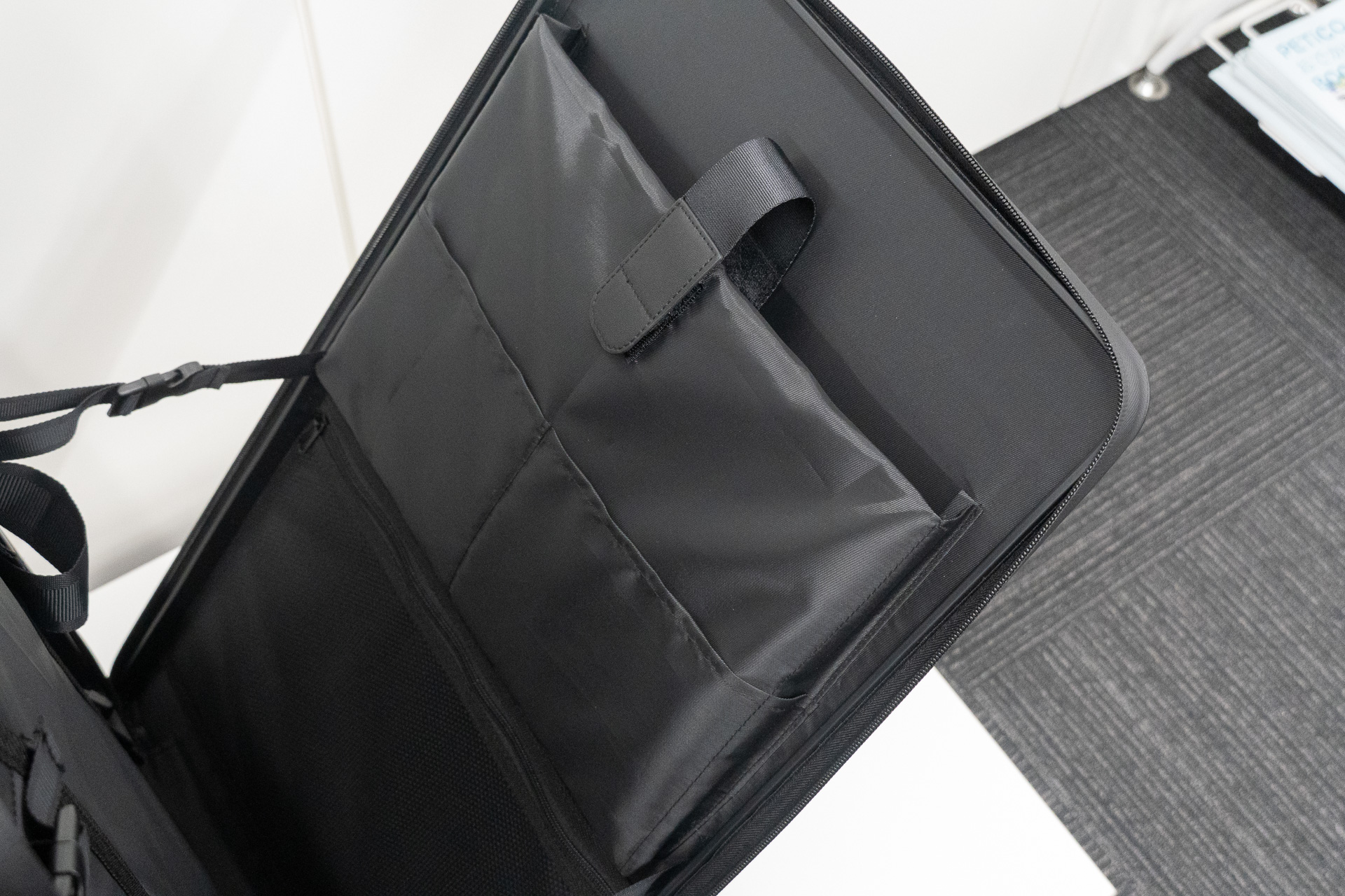 背面の収納部は三脚など長物をそのまま入れられる。フレームワンを立てたままでも内容物を取り出せる構造
