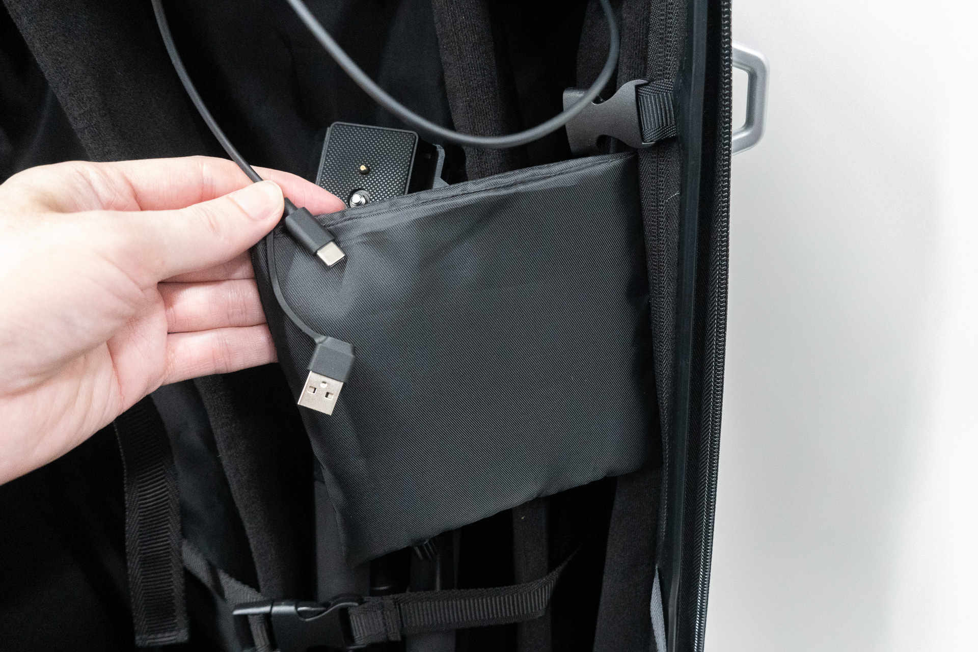 モバイルバッテリーを収納するポケット付き
