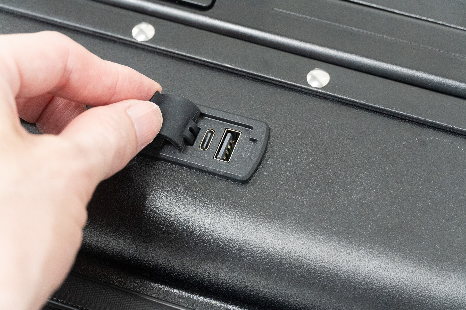 USB Type-A/Cケーブル・コネクタを搭載している
