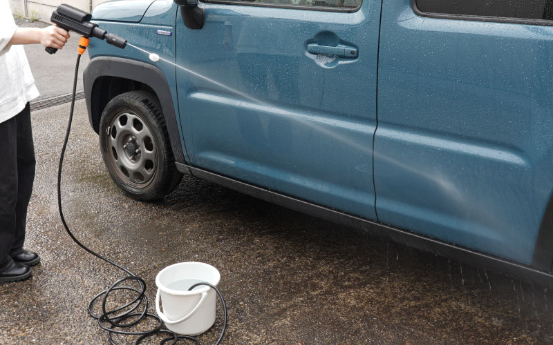バケツからの給水も可能。5種類の噴射モードに加え、泡洗浄も可能