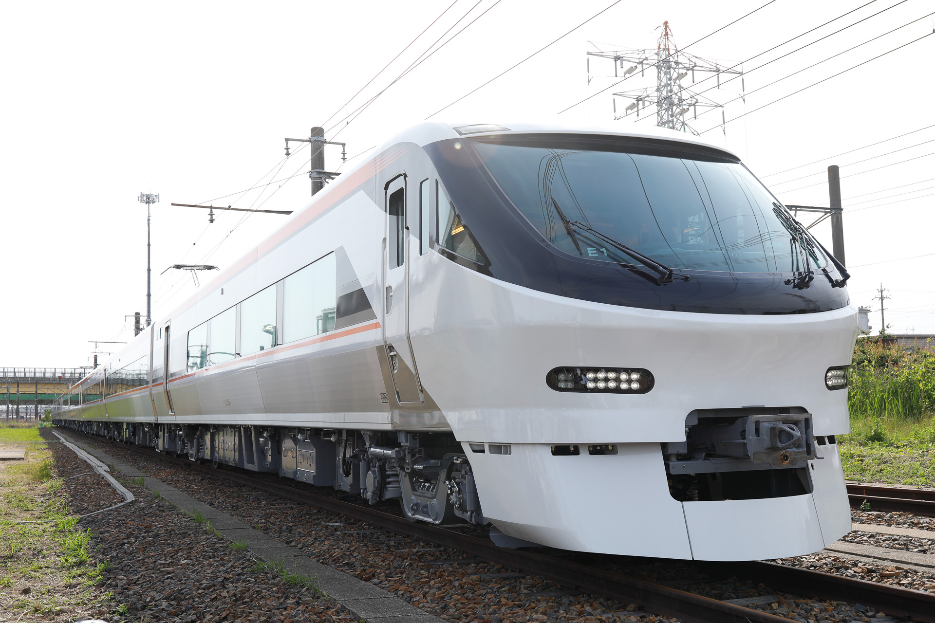 385系電車の編成全景。手前が長野方先頭車の1号車で、グリーン車になっている