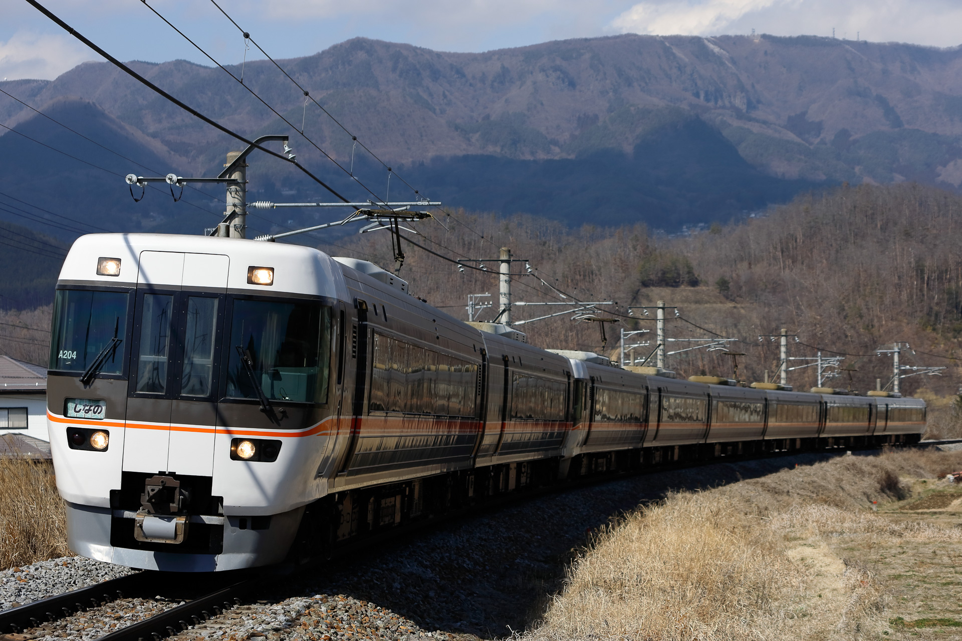 「しなの」で営業運転中の383系。車体が妙に傾いているように見えるかもしれないが、気のせいではない。その理由はあとで説明する