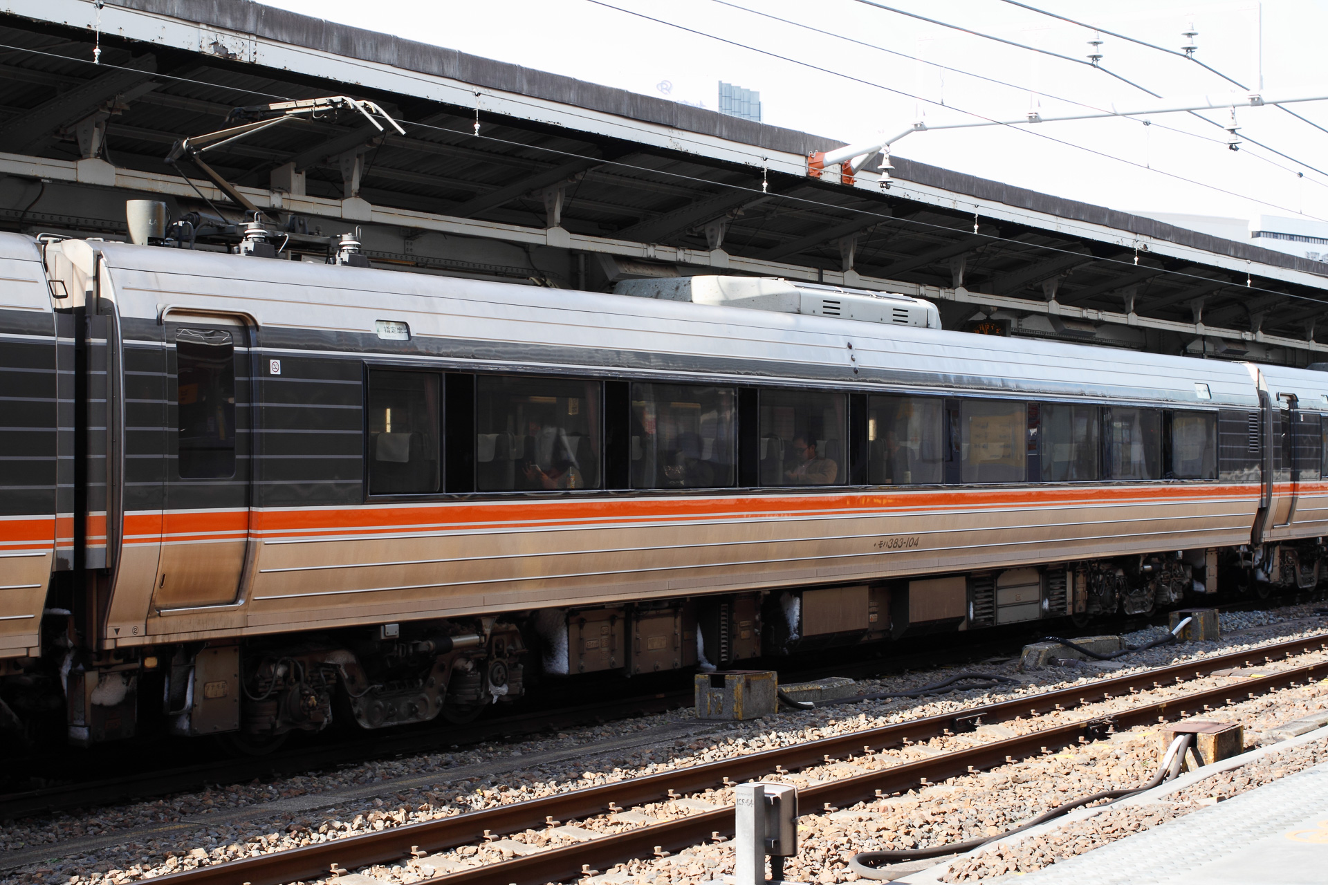 383系の側扉は、車端部に寄せて設置している場合がある