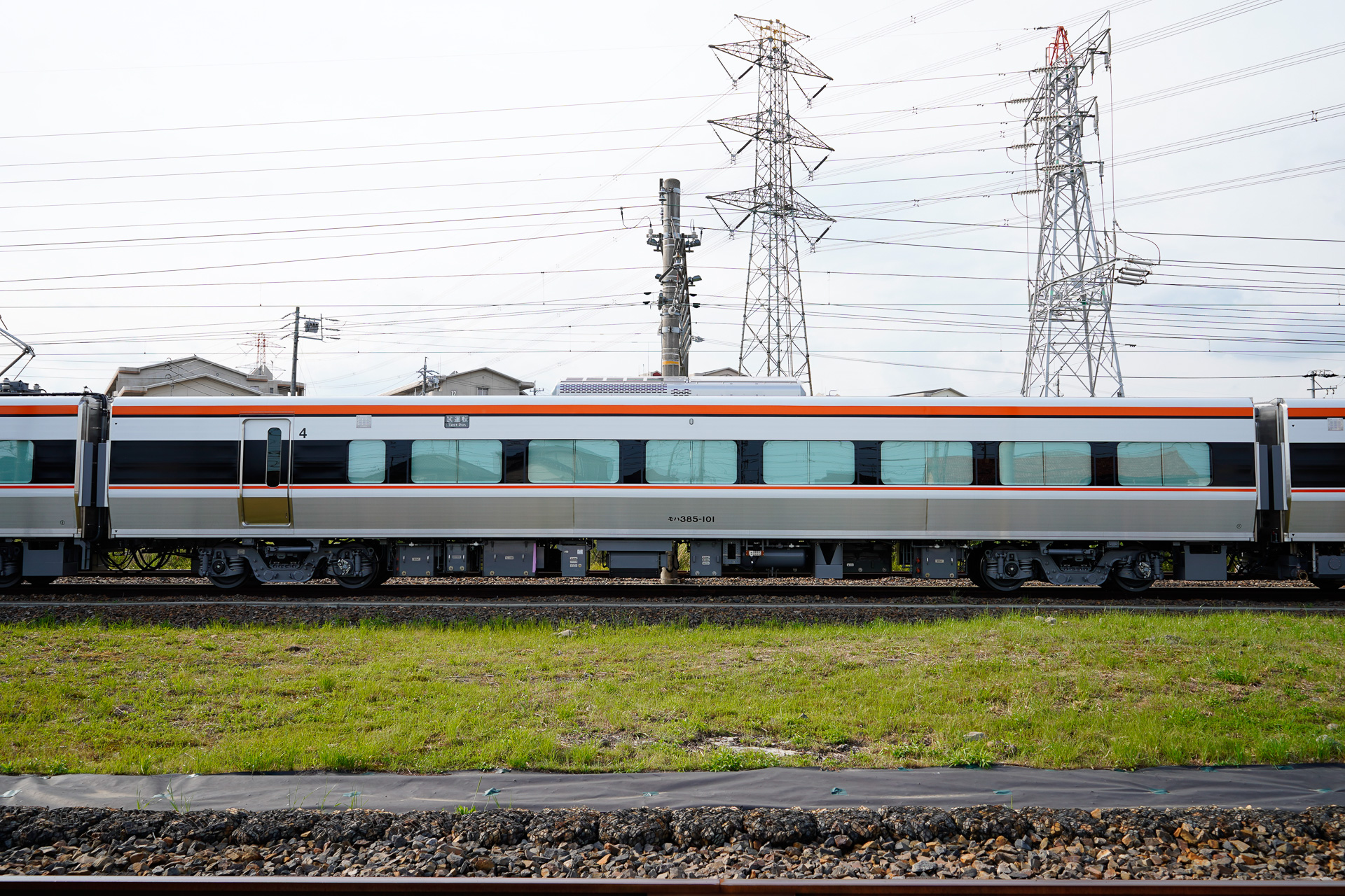 対して385系の側扉は、車端からいくらか離れている。この位置は315系に合わせたため。側扉を片側2か所から1か所に減らしているが、幅を拡げているのが分かる