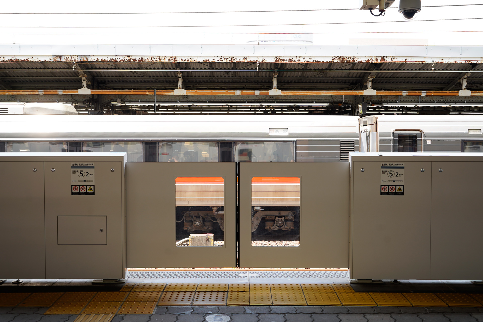 名古屋駅で中央本線の電車が発着する7・8番線は、すでに可動柵を設置済み。「しなの」が使用する9番線はまだだが、途中の停車駅で可動柵が設置されれば、そこに「しなの」が発着する場面も出てこよう。だから可動柵のことを考慮した設計が必要になる