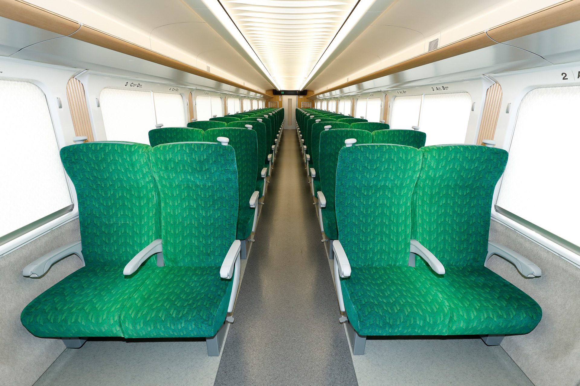 車内全景。腰掛のモケットでは木曽の森林をグラデーションで表現している