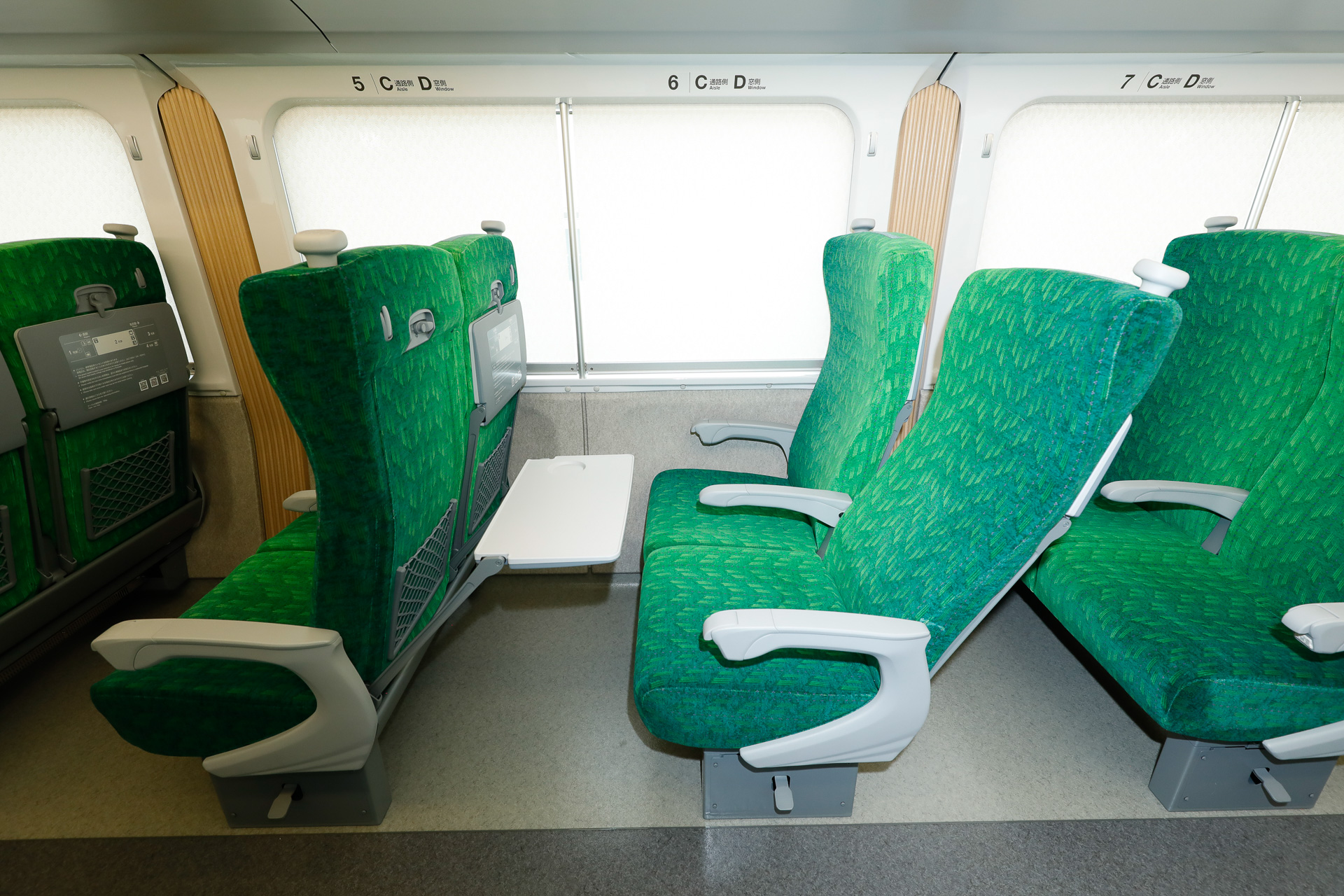 普通車の腰掛。こちらは普通のリクライニングシートである