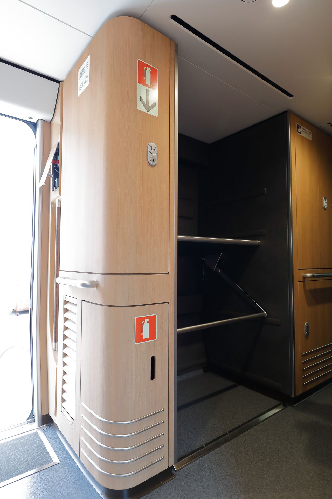 デッキと連結面の間に設けられた大型荷物置場。前述した事情から側扉の位置が連結面から遠いので、それによって発生した車端のスペースを荷物置場やトイレ・洗面所に充てている