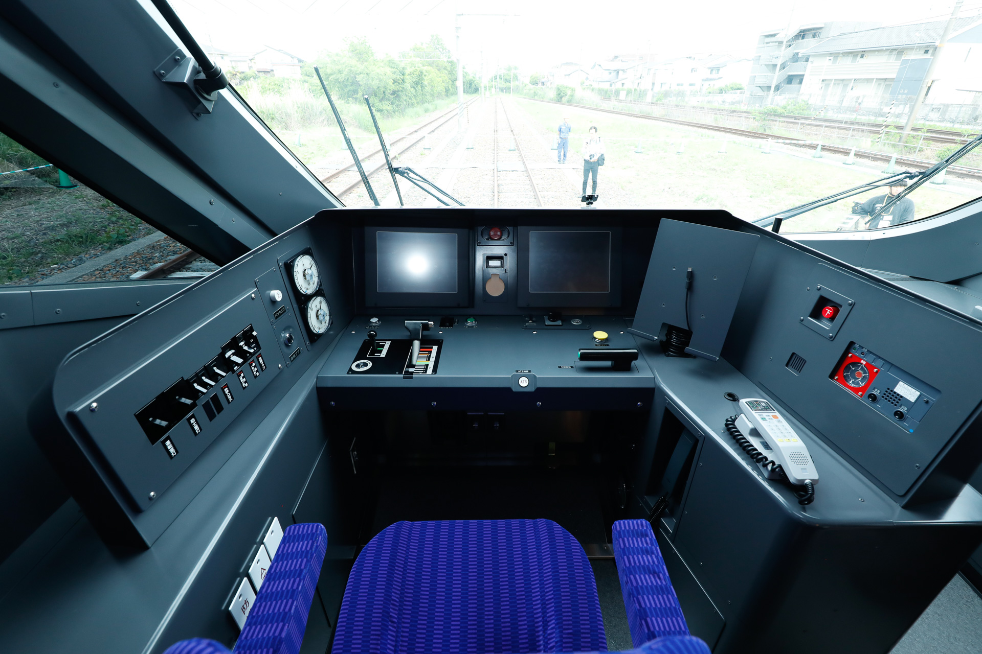 運転台。最近の車両の通例で、速度計や圧力計は、機械式の計器ではなくディスプレイ装置に表示する仕組み