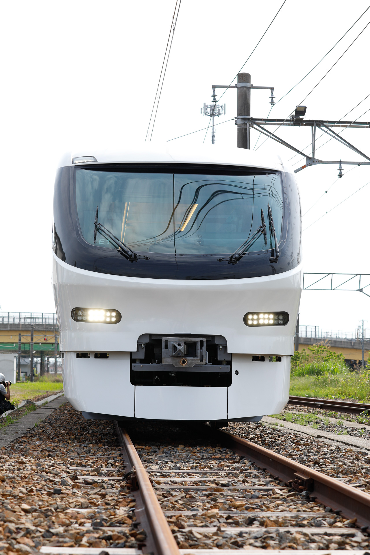 真正面から見た、振子を作動させていないときの状態。車体の中心と、左右のレールの中間点が合っている