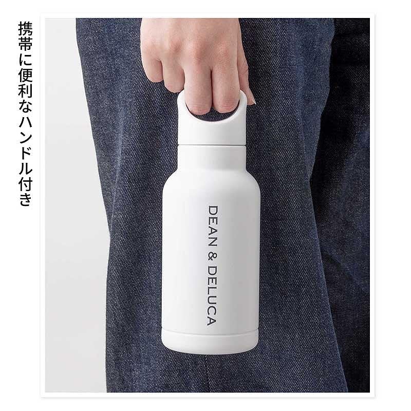 普段のバッグに収納しやすい絶妙なサイズ感。マットな質感と「DEAN＆DELUCA」のロゴが上品なデザイン