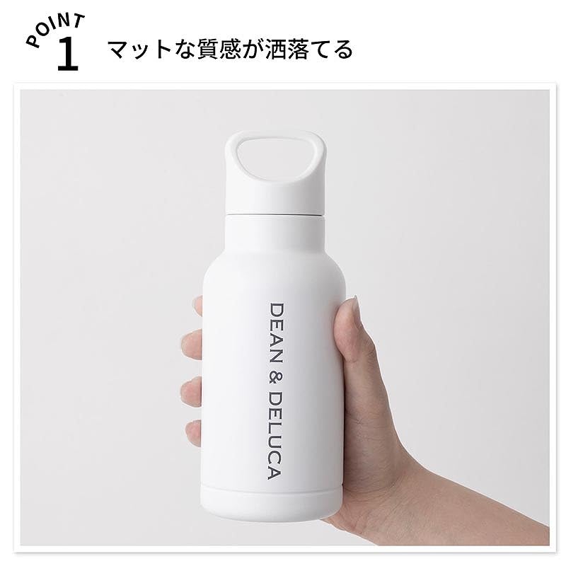 普段のバッグに収納しやすい絶妙なサイズ感。マットな質感と「DEAN＆DELUCA」のロゴが上品なデザイン