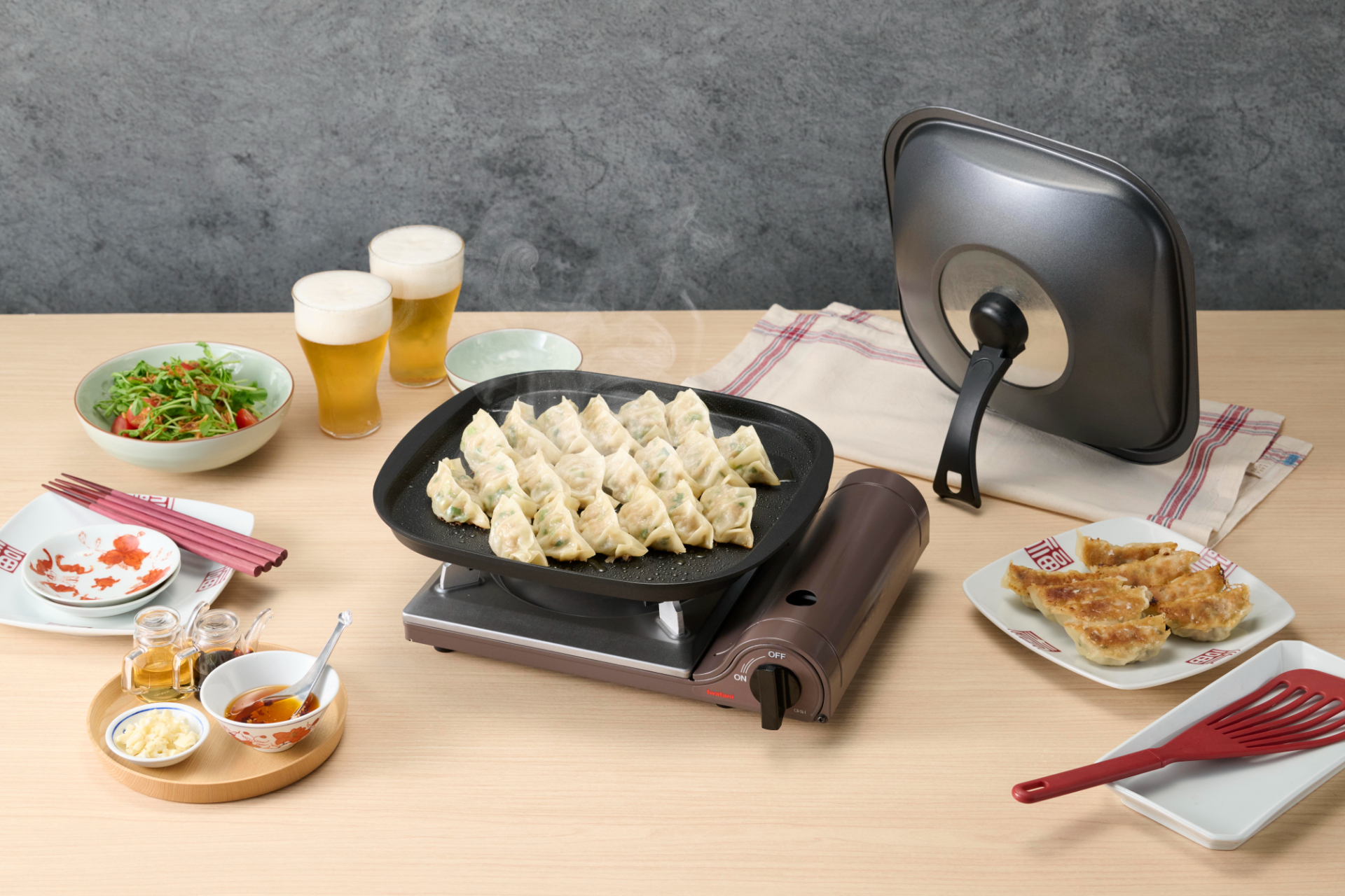 カセットコンロで餃子や蒸し焼きが楽しめる専用アクセサリーの「蓋」が登場