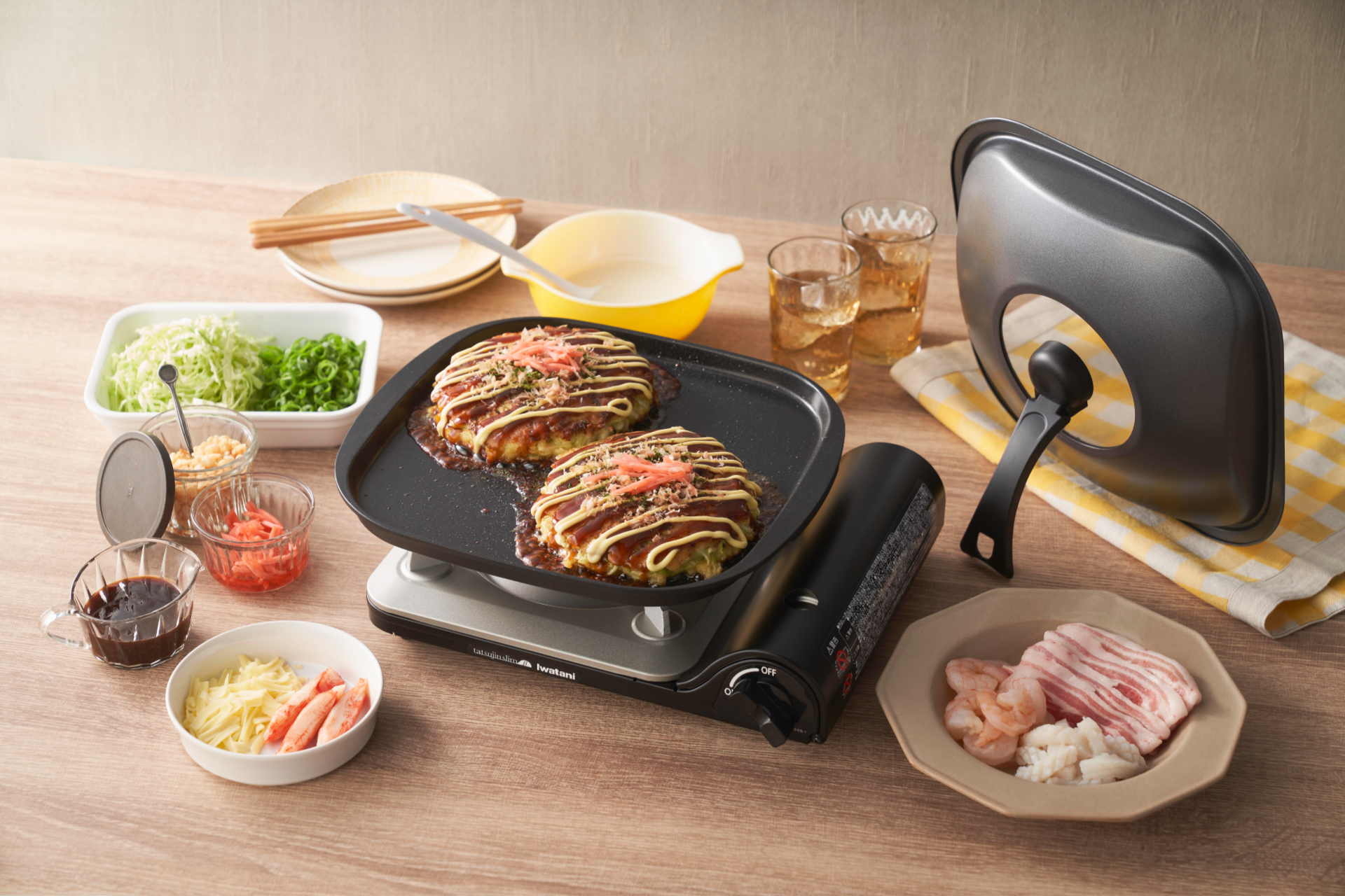 カセットこんろの直火加熱に“蒸し焼きできる蓋”をプラスすることで、餃子やお好み焼き、チキンと野菜の蒸し焼き、ハンバーグなども美味しく調理できるという
