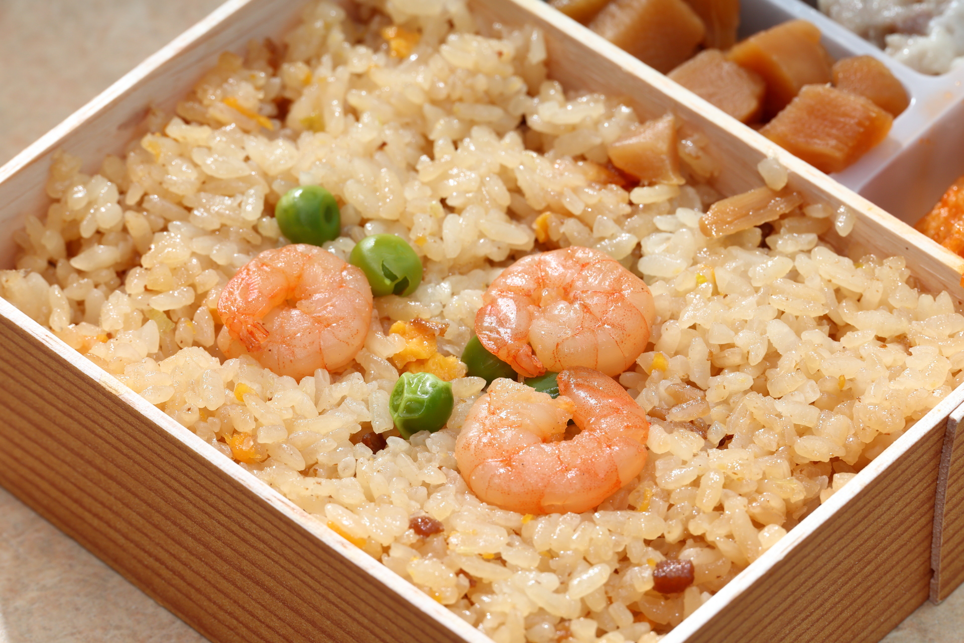 見た目のアクセントにもなっている海老はプリッとした食感