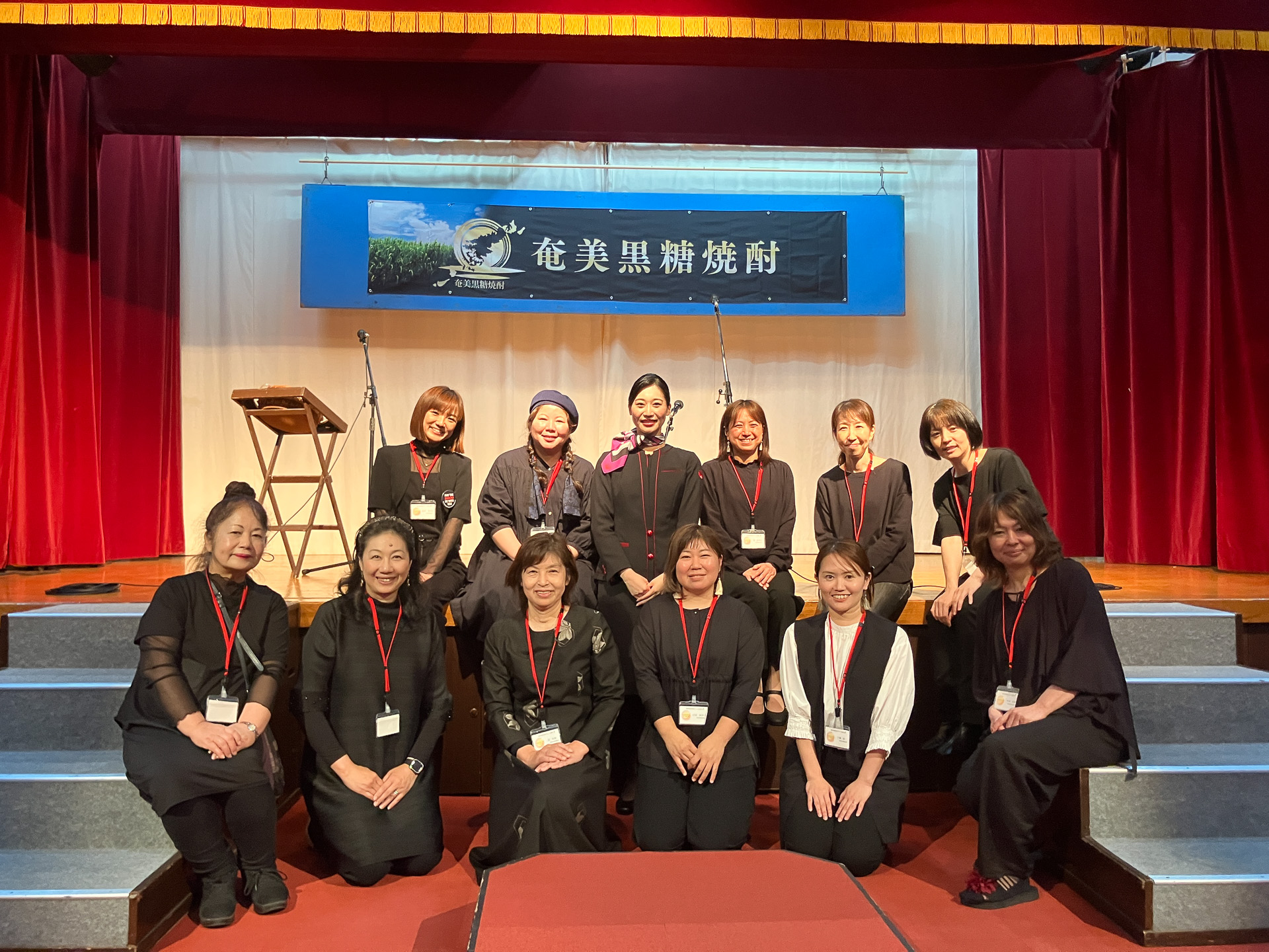 JALふるさとアンバサダーに地域の取り組みを聞いた。写真は黒糖焼酎女子倶楽部の皆さんとJALふるさとアンバサダーの吉福瑠璃子さん（後列中央）