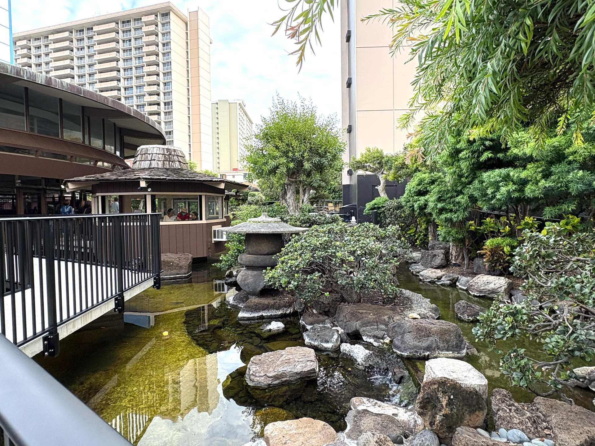 日本庭園からインスパイアされたホテルの庭園。静かで落ち着いた雰囲気が漂う