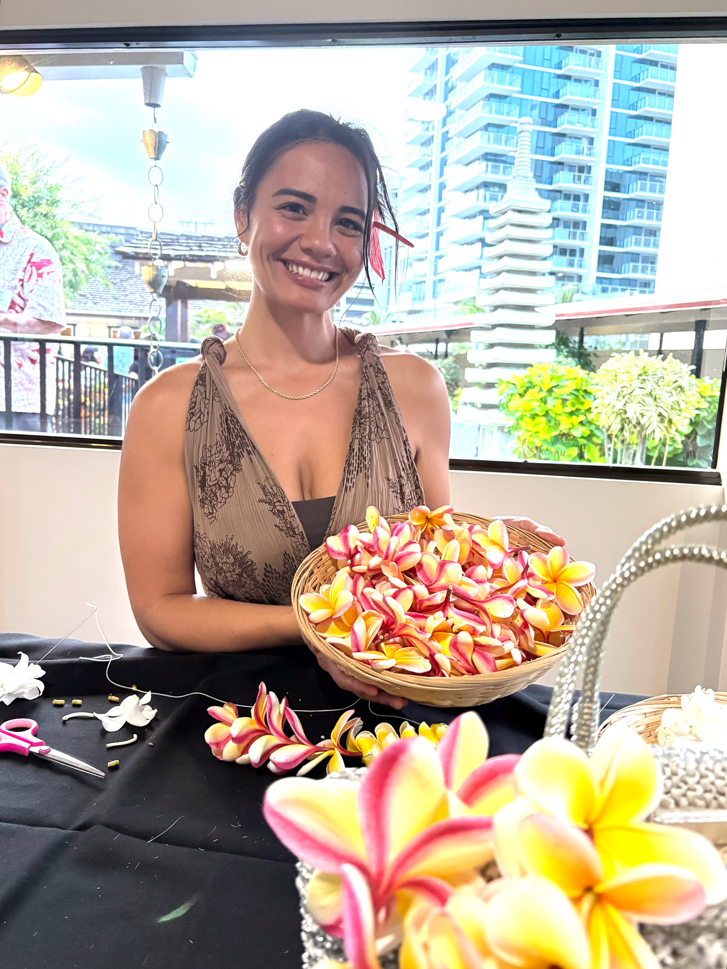 お披露目イベントでは、参加者がレイ作りを体験