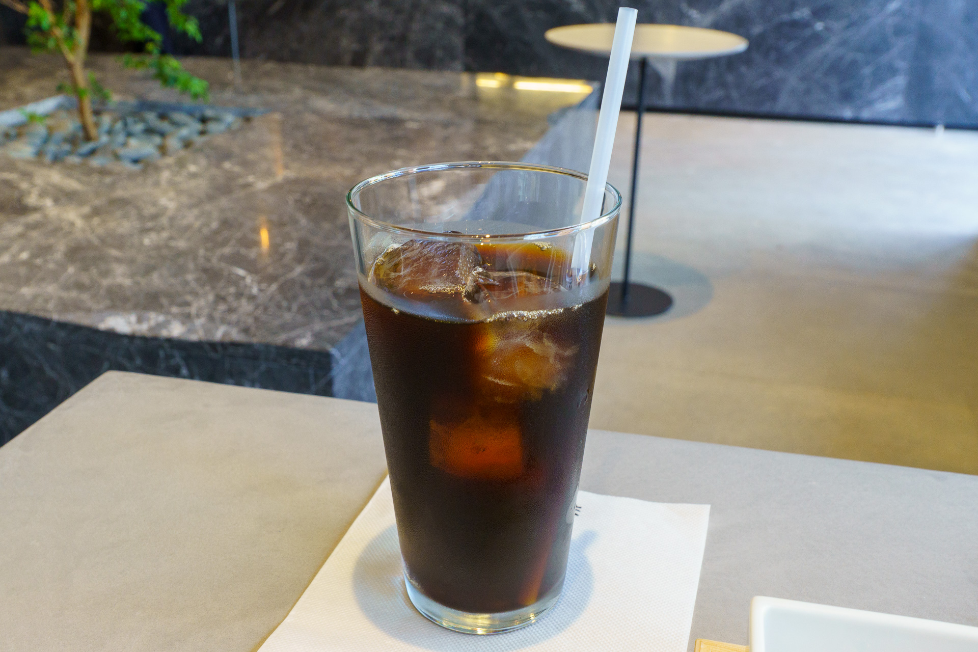 セットドリンクのオーガニック アイスコーヒー。ホットの場合はオーガニック ハウスブレンド 010 ミディアムになる