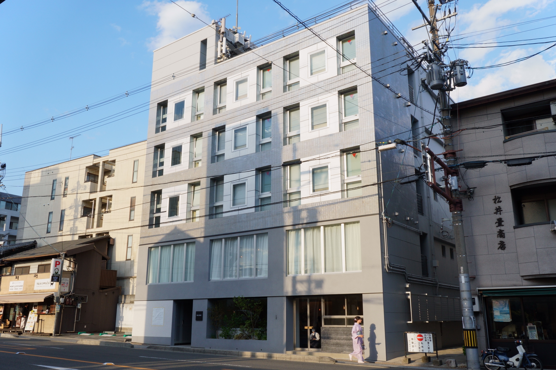 京都市バス 清水道から徒歩2分。清水寺や八坂神社の近くにあり、京都駅や河原町・祇園四条からもアクセスしやすい立地