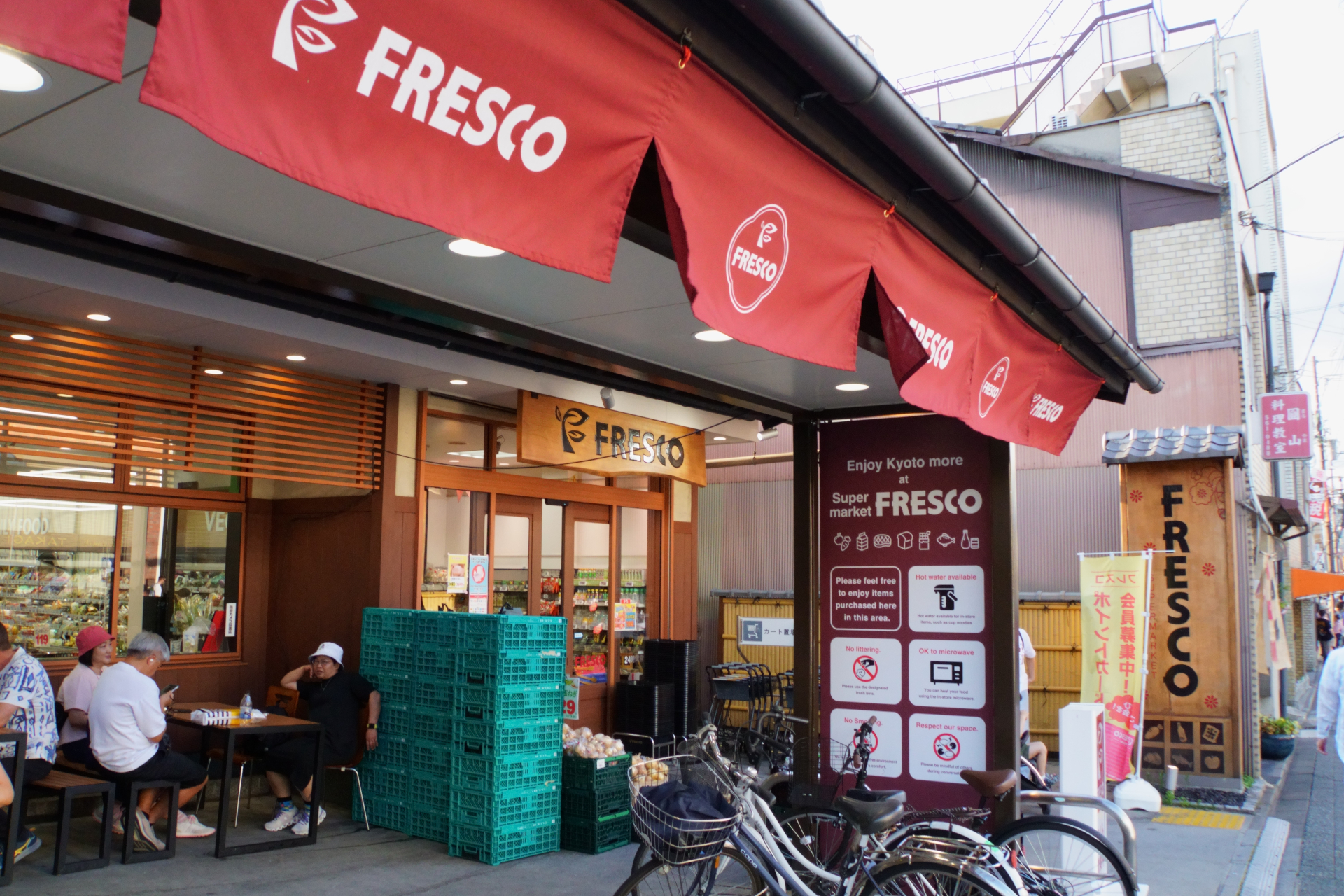 徒歩3分の「フレスコ」も京都のローカルスーパー。東山安井店はかなりインバウンド仕様