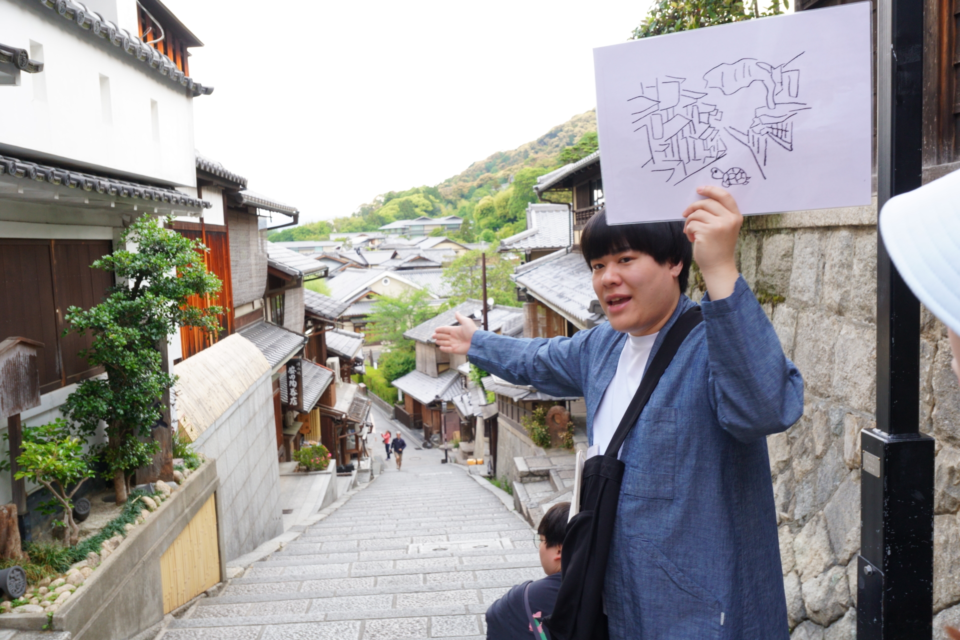 ガイドツアーでは早朝の清水寺と周辺エリアを1時間強かけてゆっくり散歩する