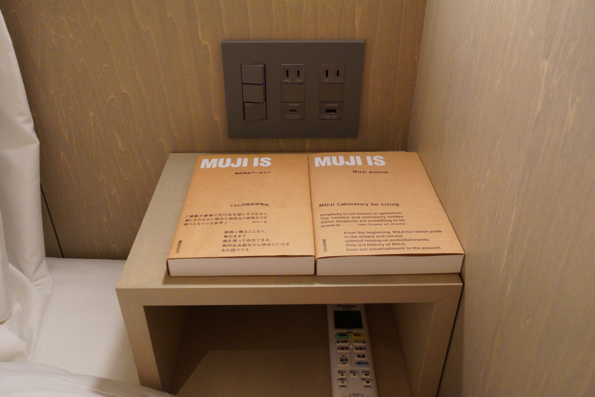 ベッド1台につき、コンセント×2とUSB Type-A/Cが備わっている。自宅の寝床にも、本やマンガを置く小棚を取り入れたい