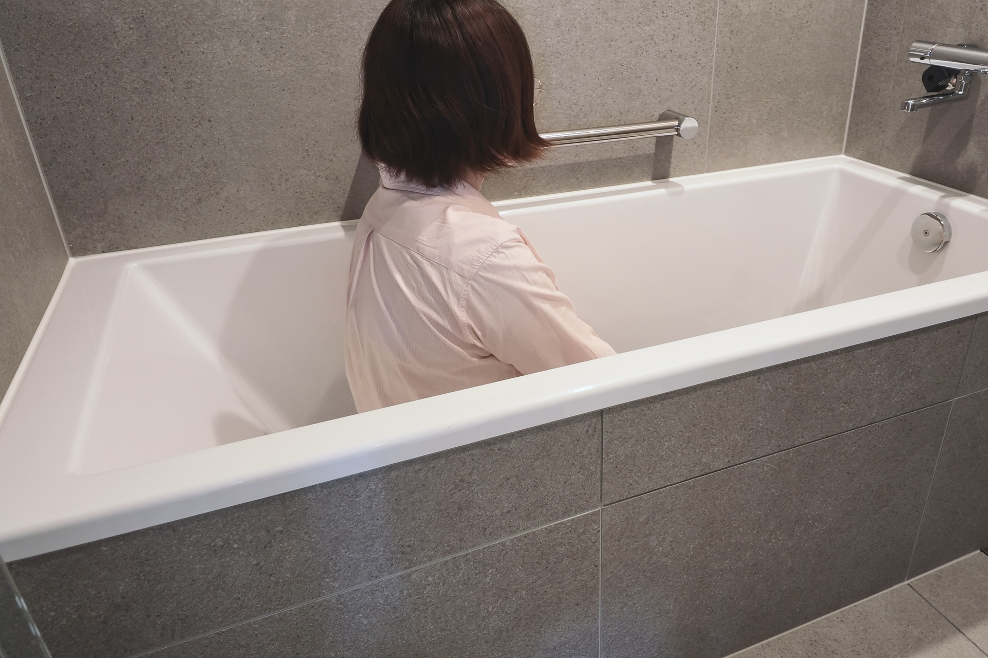 脚を伸ばして座っても、まだ背中側にかなり余裕がある（記者の身長は166cm）