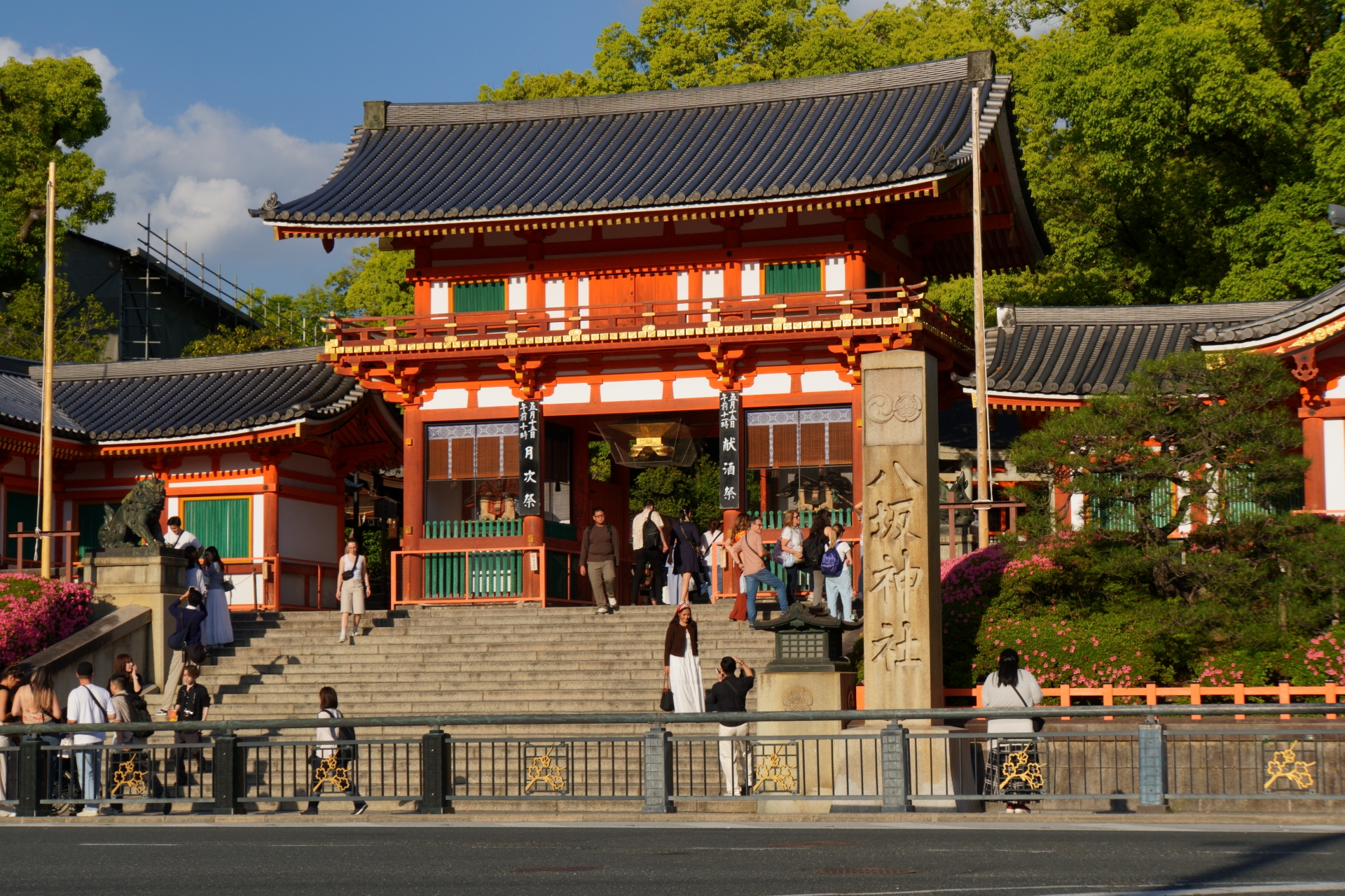 八坂神社まで徒歩10分、地元スーパーまでは徒歩4分