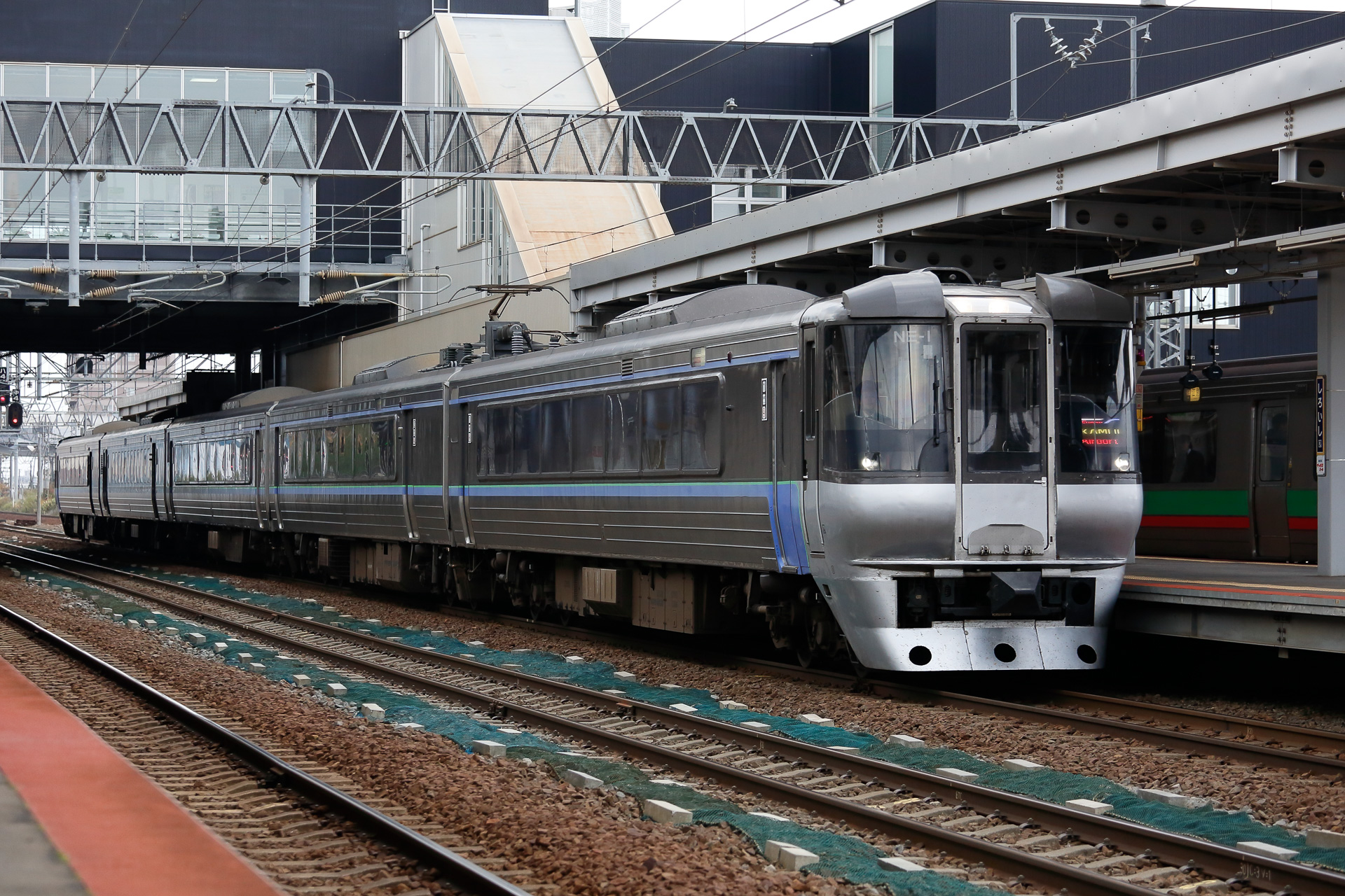 函館本線と千歳線の分岐駅・白石駅を通過する特急列車。函館本線または千歳線で特急や快速を利用する場合、両線の乗り換えは札幌で行なうことになる。その際に往復する白石～札幌間の運賃はどうなる？