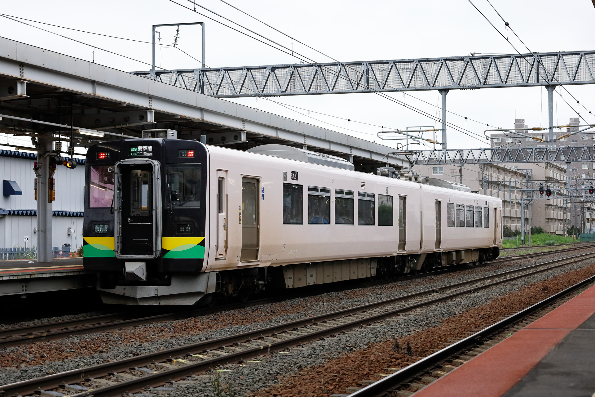 白石駅を発車する千歳線の普通列車。ここは通常、普通列車しか停車しない駅である