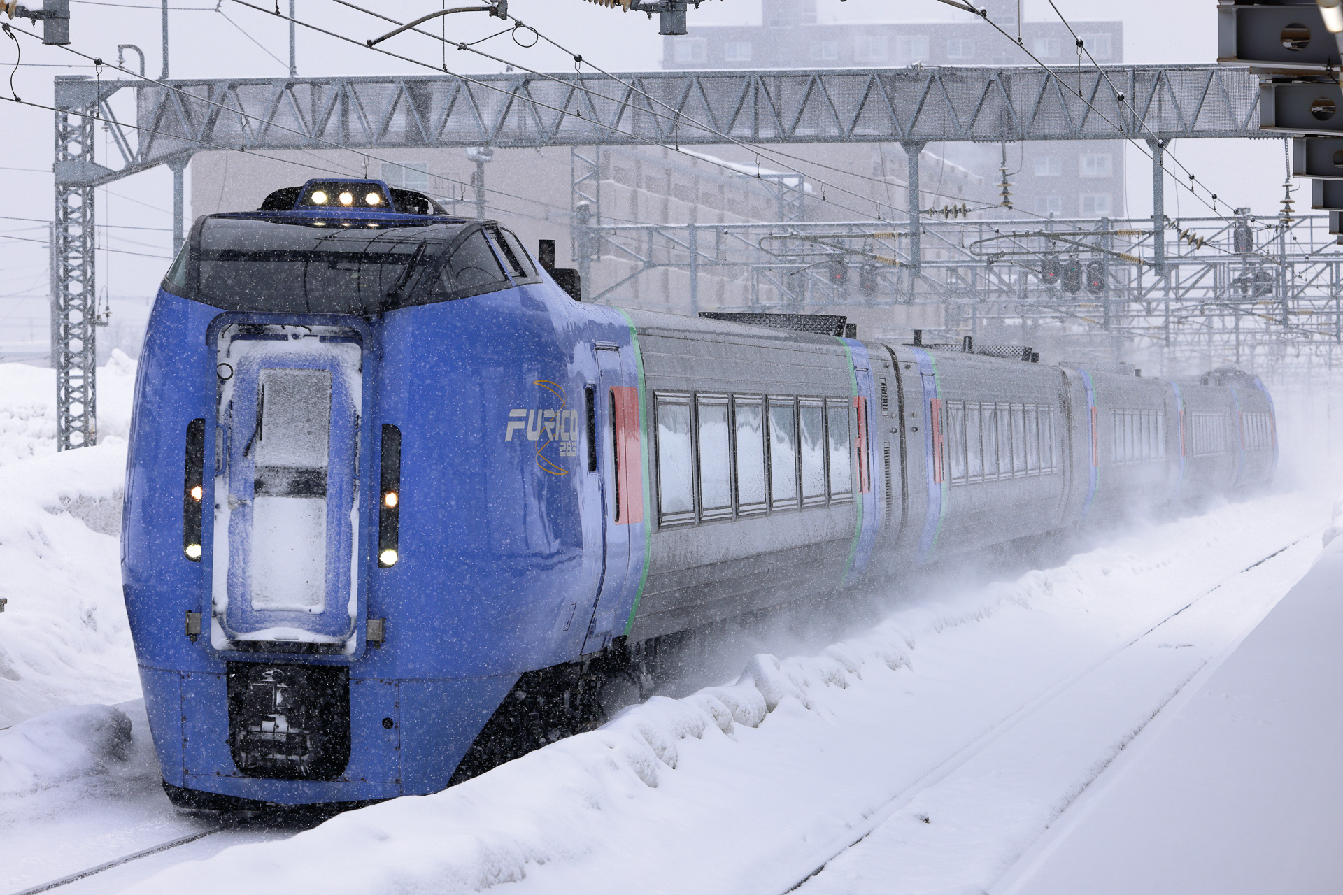 これも白石駅。札幌に向かう千歳線の快速や特急は、ホームがない通過線を走り去る