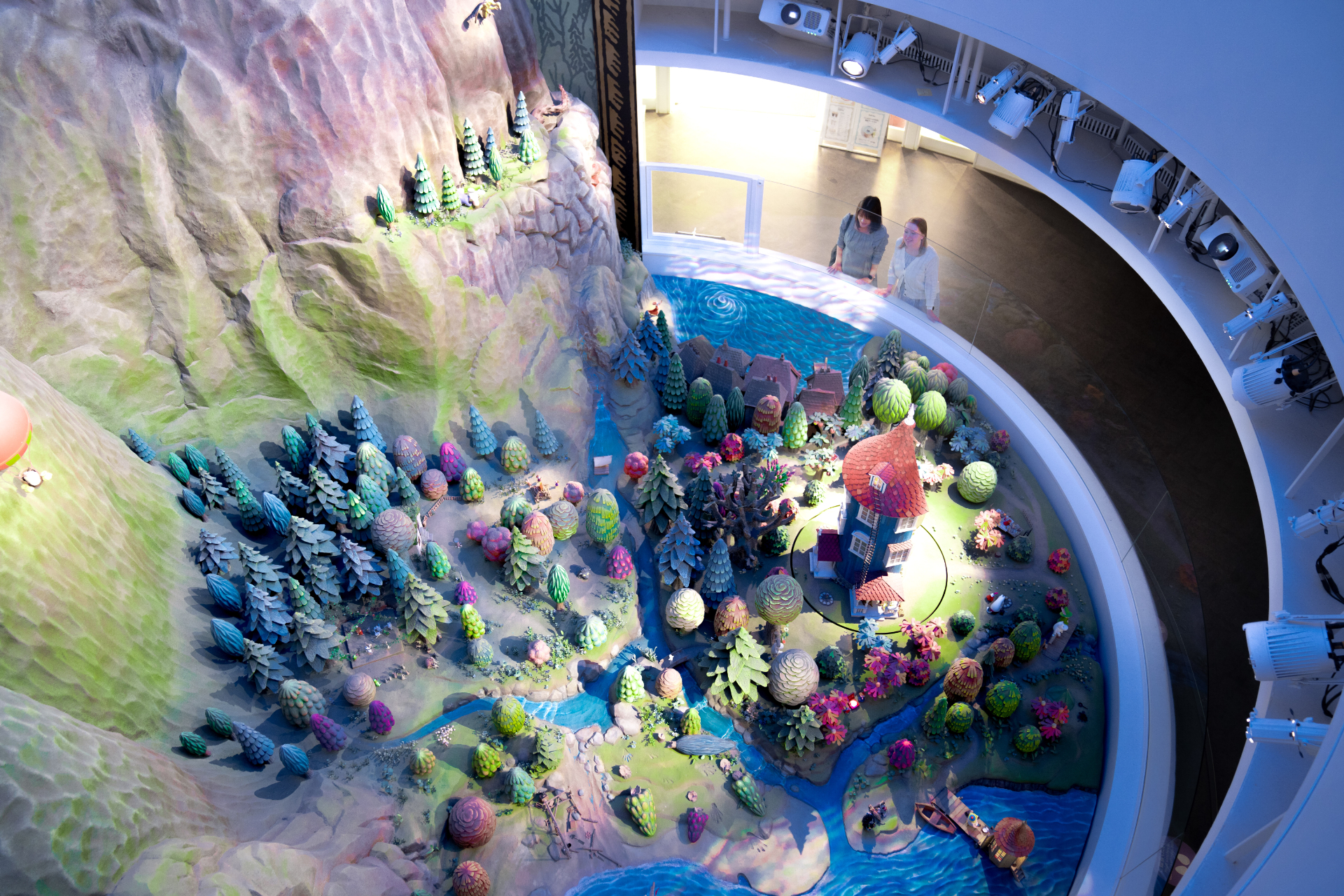 体験展示施設「KOKEMUS」。日本初のムーミン常設展スペース、8m超の巨大なジオラマ、アートと物語の世界に没入する音声ガイドなど